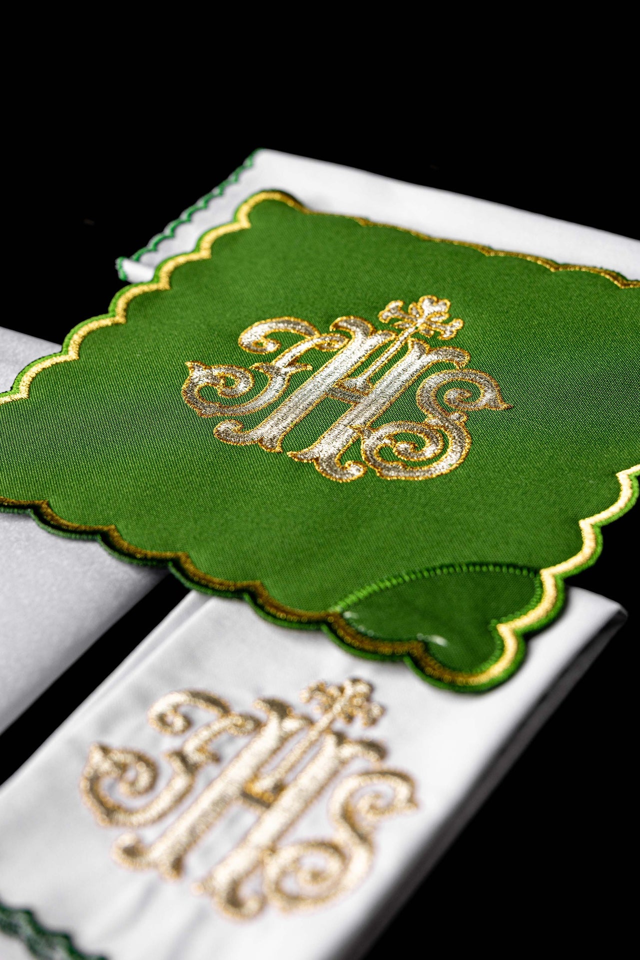 Kielich lniany haftowany palka IHS w kolorze zielonym