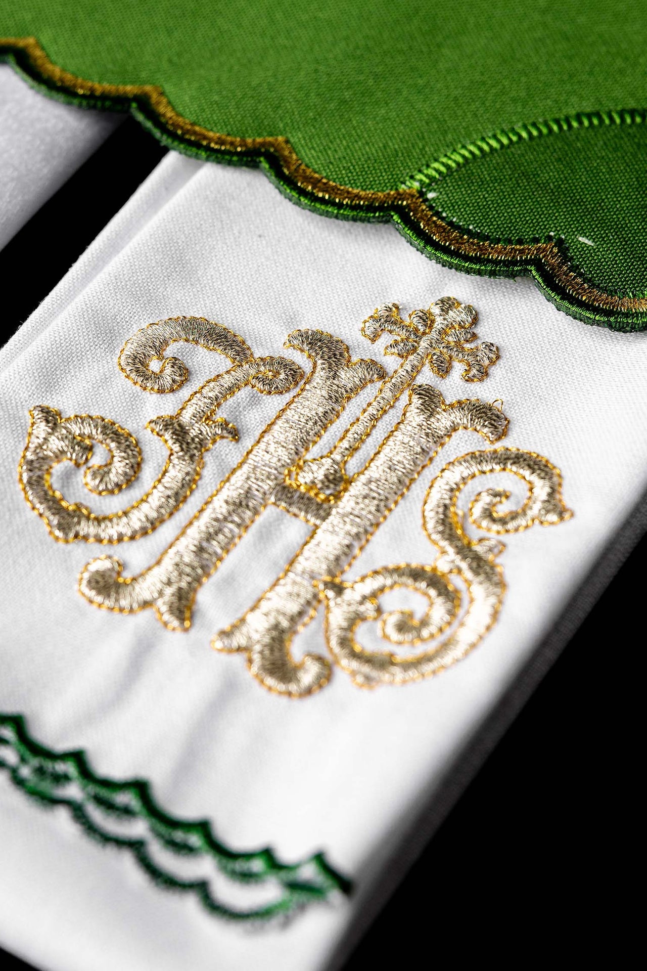 Kielich lniany haftowany palka IHS w kolorze zielonym