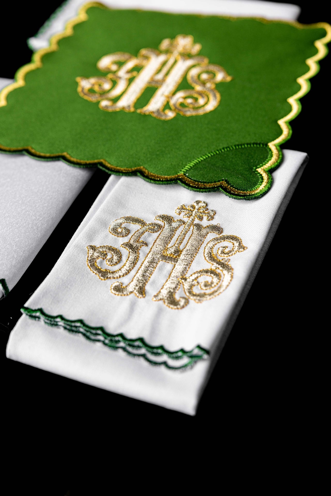 Kielich lniany haftowany palka IHS w kolorze zielonym