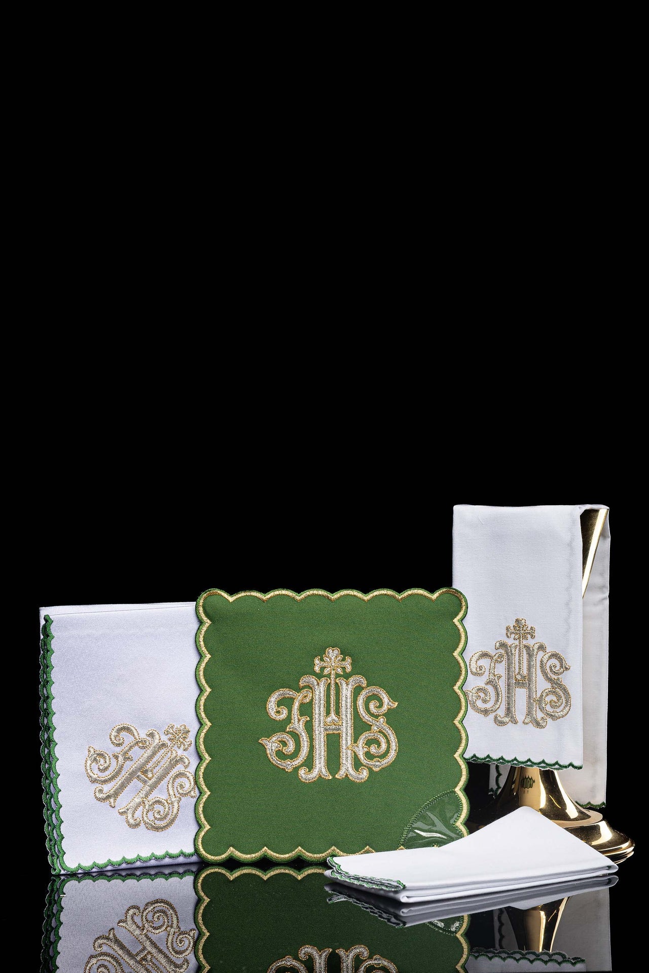 Kielich lniany haftowany palka IHS w kolorze zielonym