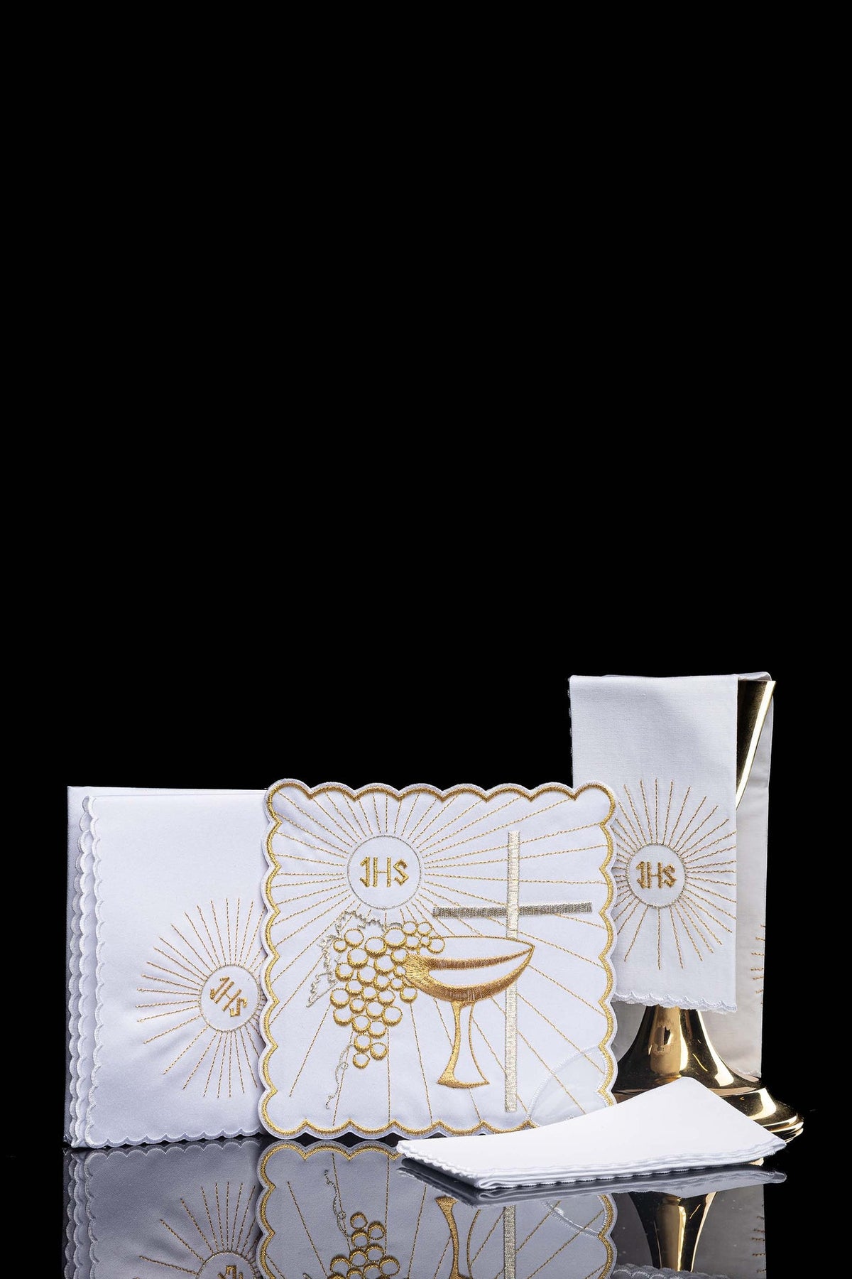 Bielizna kielichowa ze złotym kielichem i haftem krzyżykowym