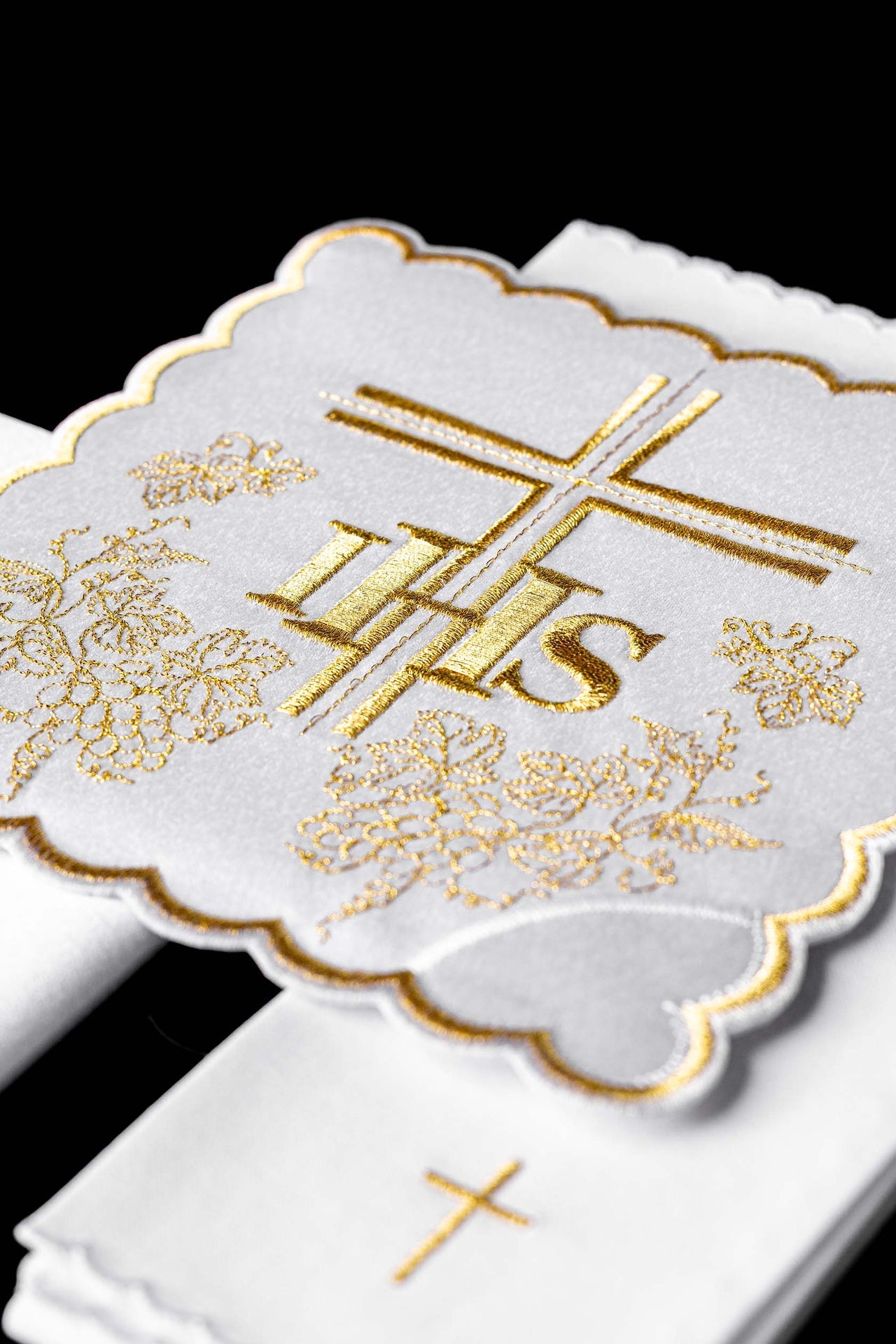 Bielizna kielichowa z delikatnym złotym haftem - ORNATY.PL