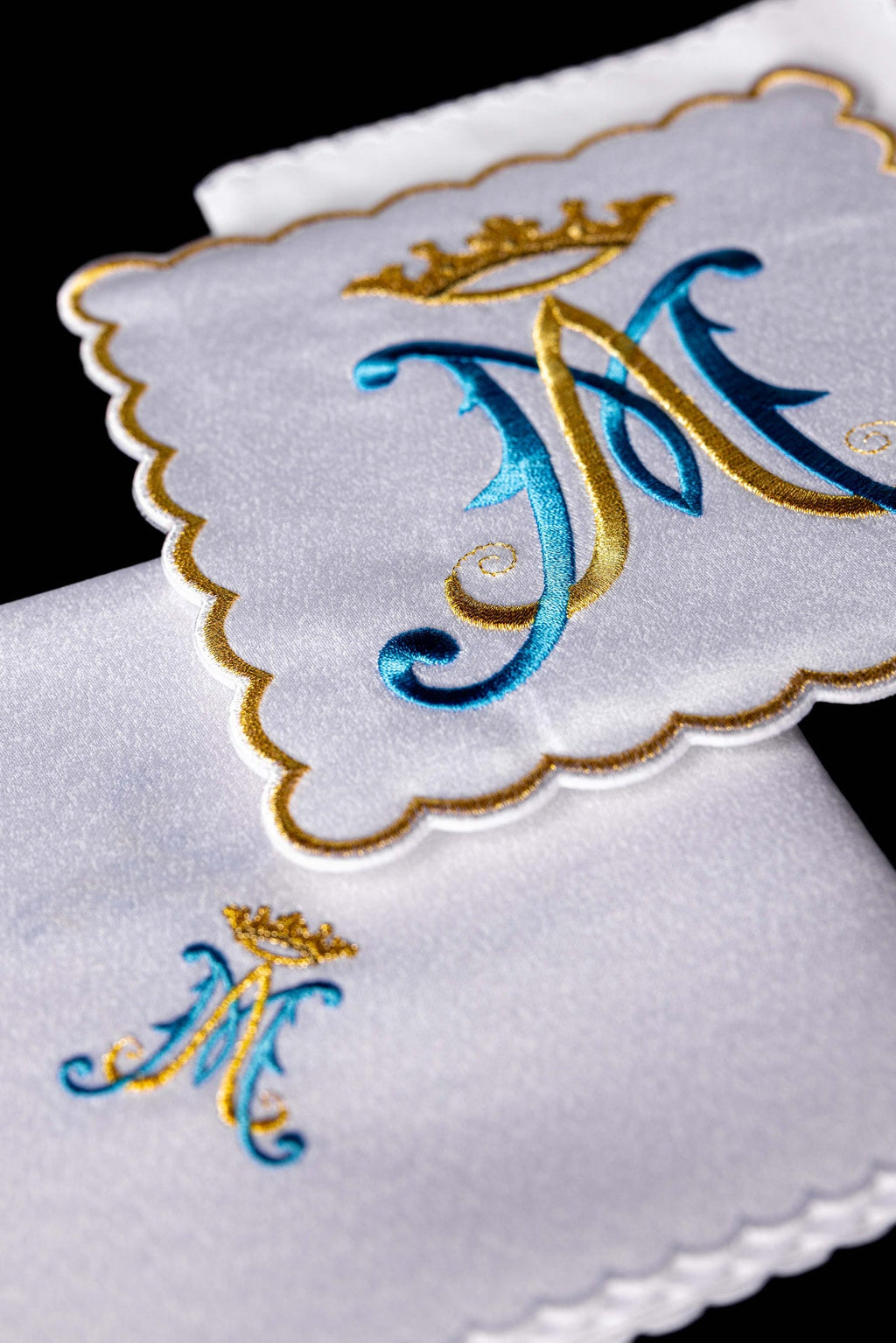 Bielizna kielichowa z haftowanym symbolem Maryjnym - ORNATY.PL