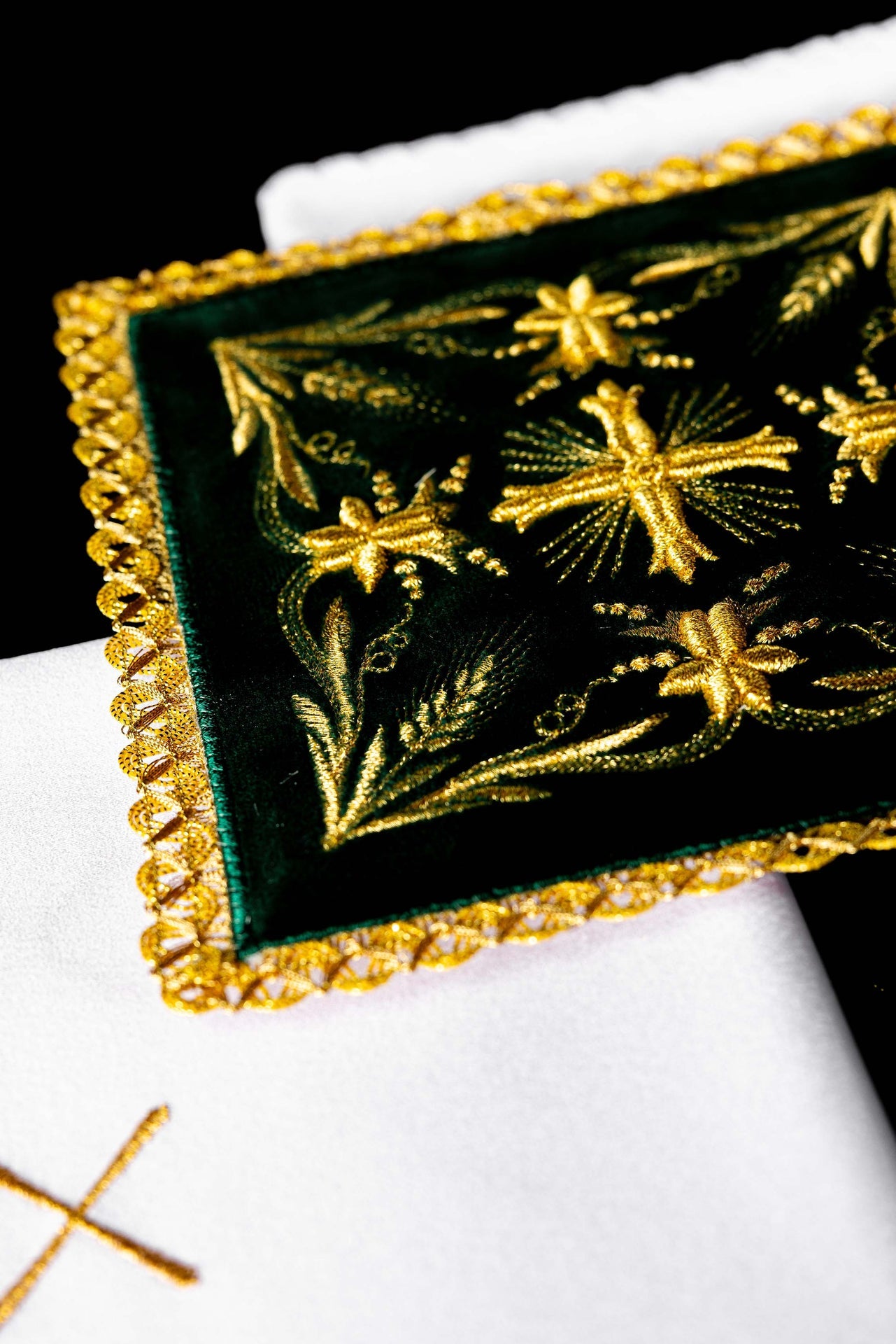 Bielizna kielichowa haftowana aksamitna Zielona - ORNATY.PL