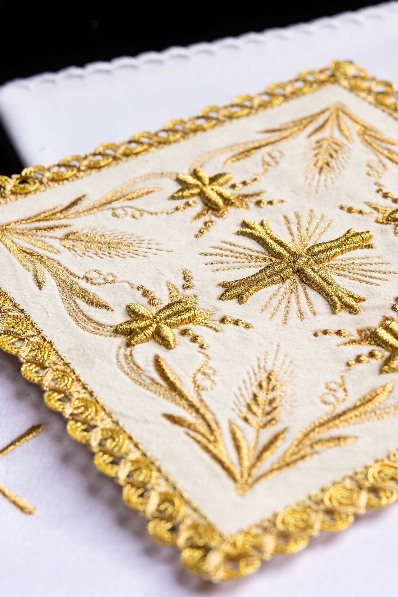 Bielizna kielichowa haftowana aksamitna Ecru - ORNATY.PL