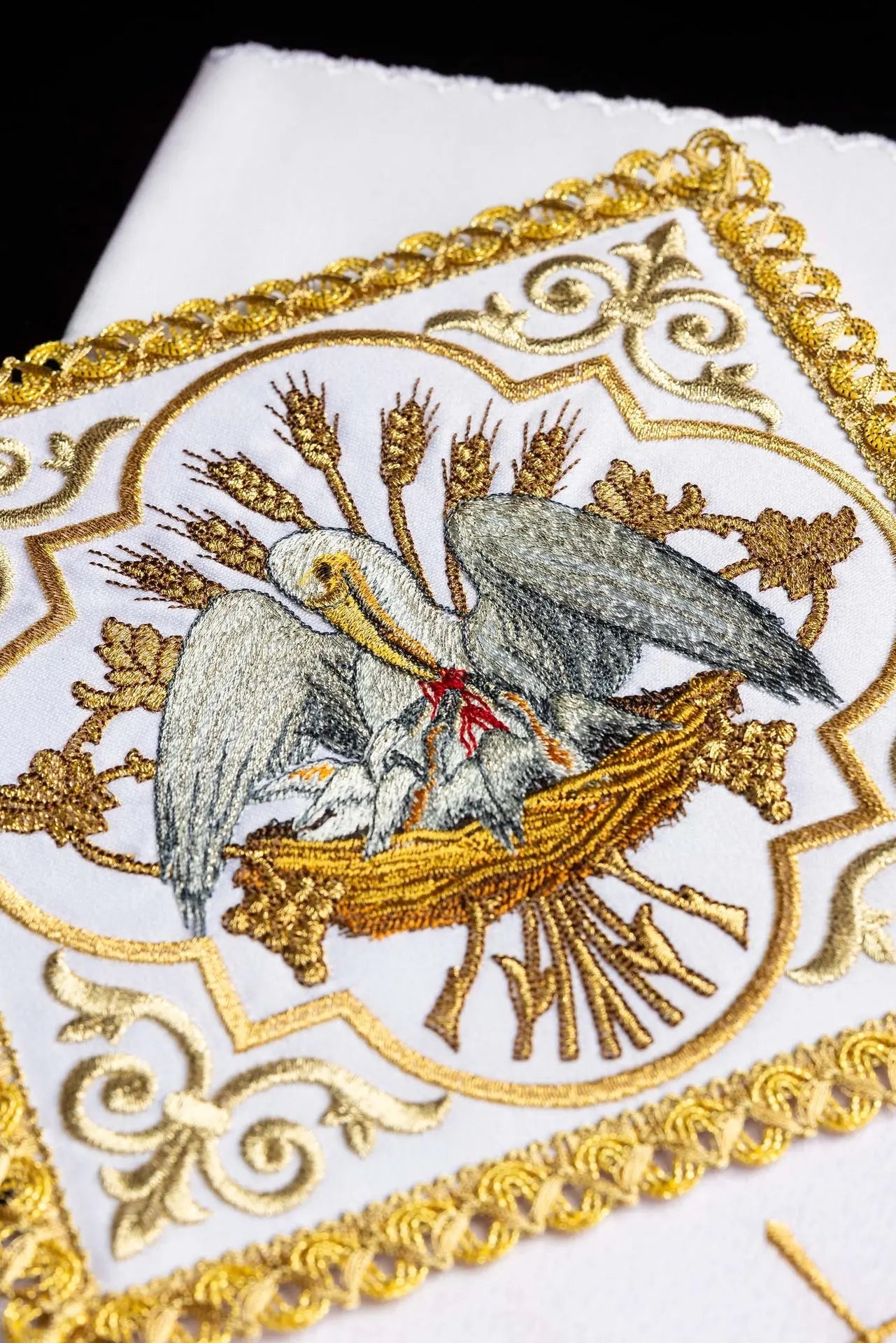 Zestaw bielizny kielichowej z haftem pelikana eucharystycznego