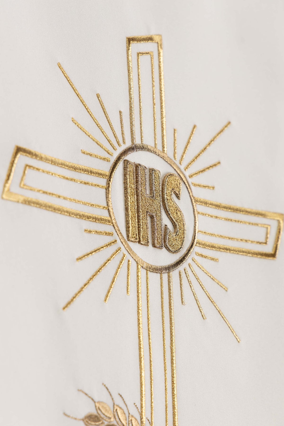Ecru Serweta na lektorium z haftem przedstawiającym krzyż IHS i kłosy pszenicy
