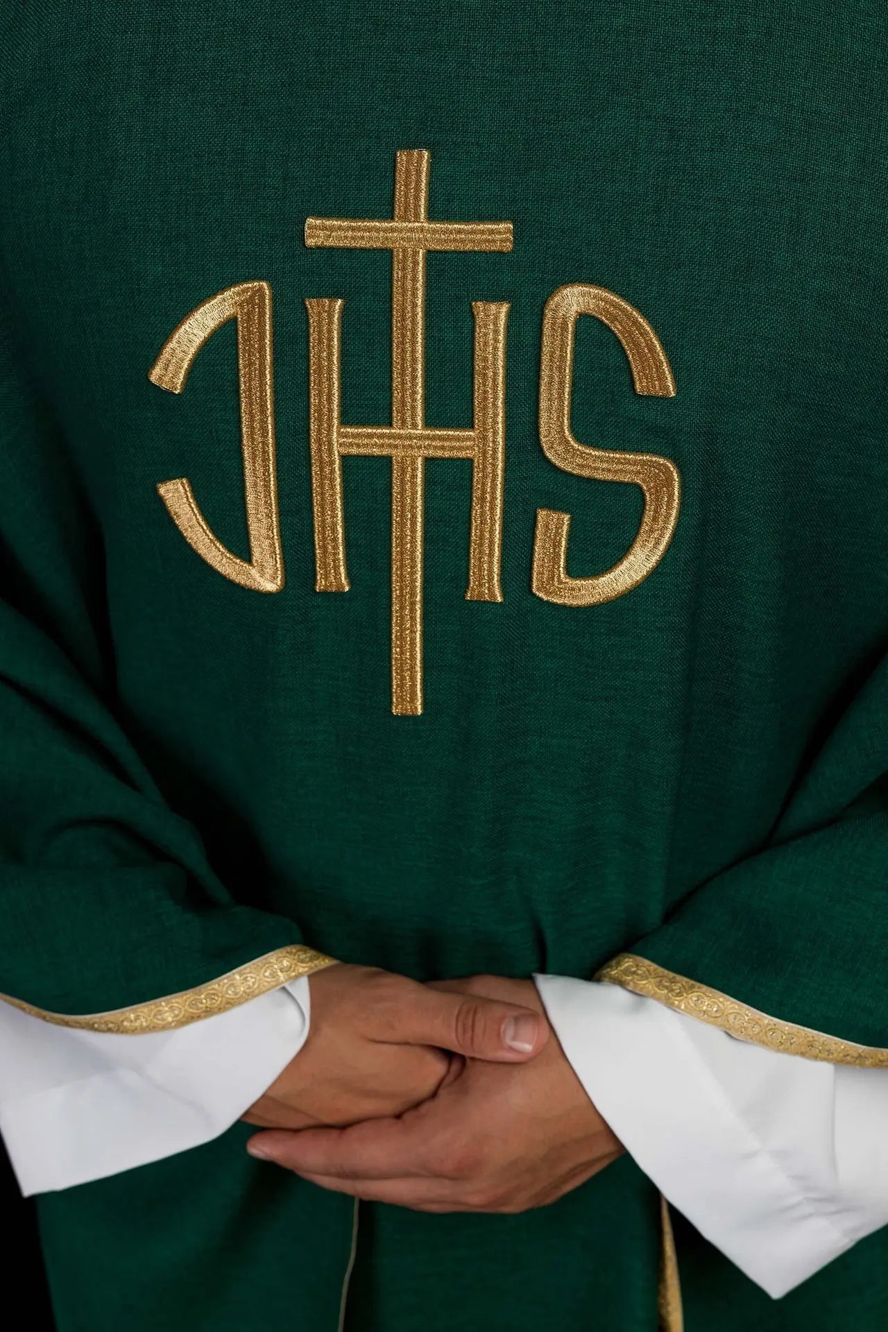 Zielony ornat liturgiczny ze złotym haftem IHS