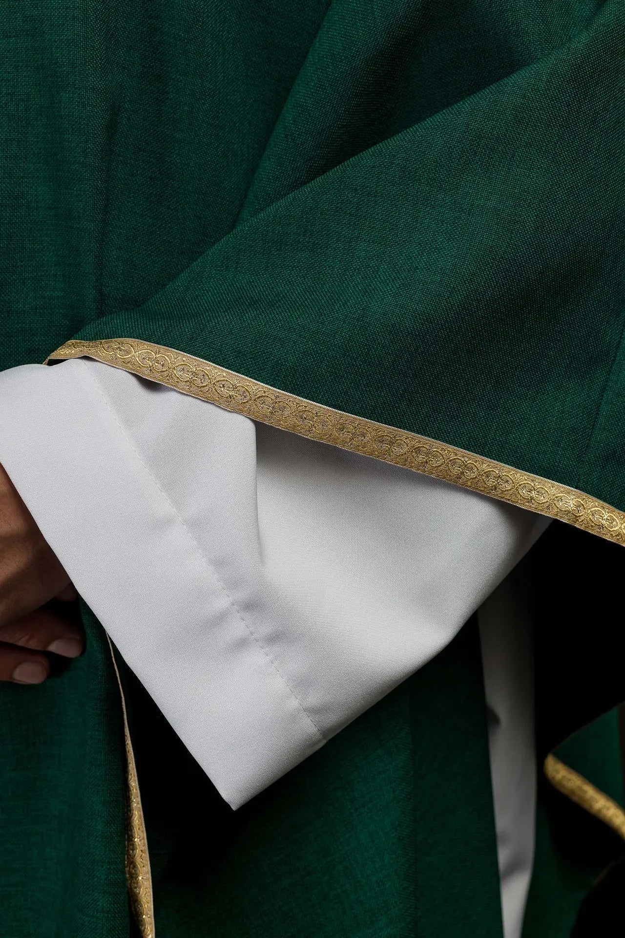 Zielony ornat liturgiczny ze złotym haftem IHS