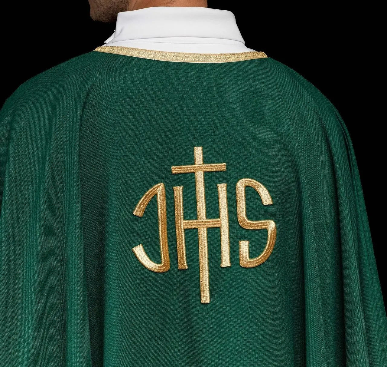 Zielony ornat liturgiczny ze złotym haftem IHS