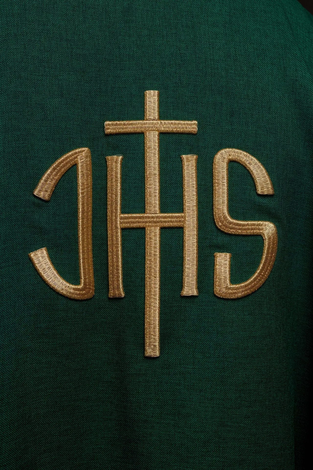 Zielony ornat liturgiczny ze złotym haftem IHS