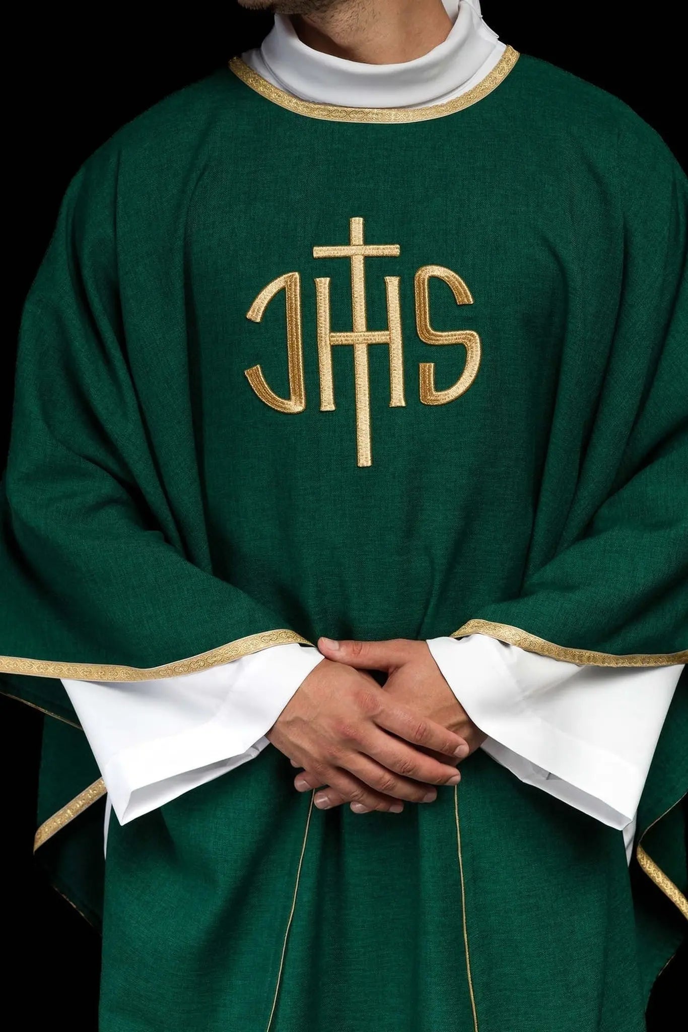 Zielony ornat liturgiczny ze złotym haftem IHS