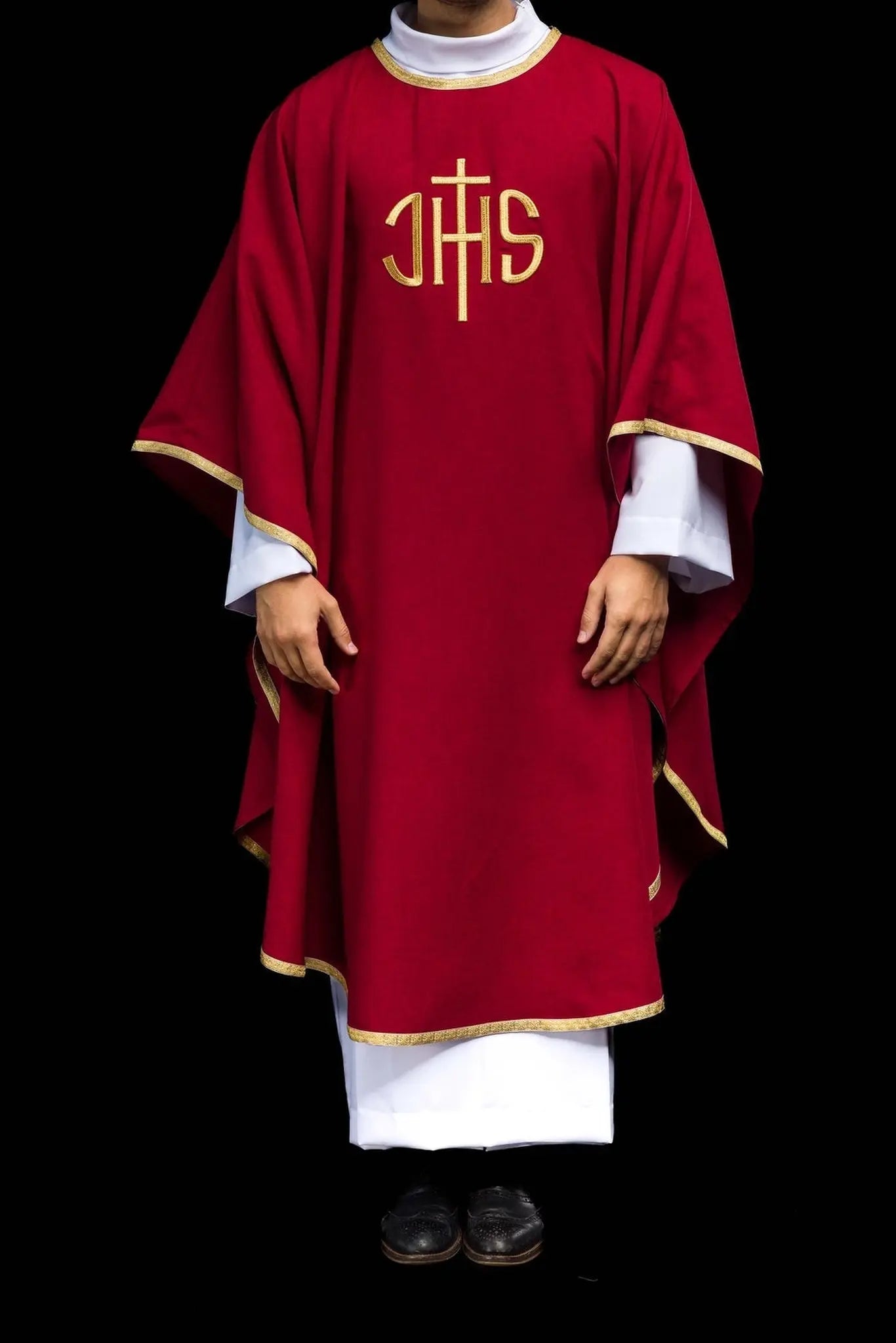 Czerwona szata liturgiczna z złotym haftem IHS