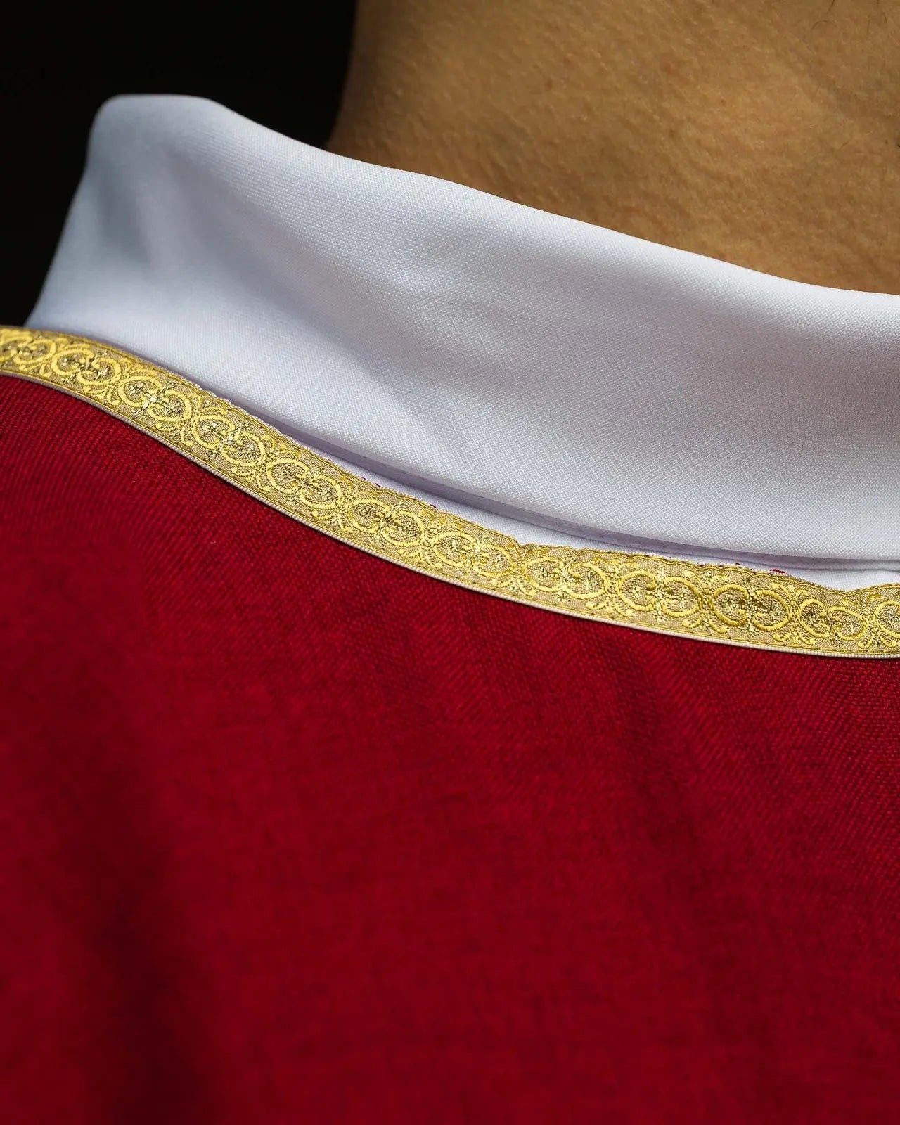 Czerwona szata liturgiczna z złotym haftem IHS