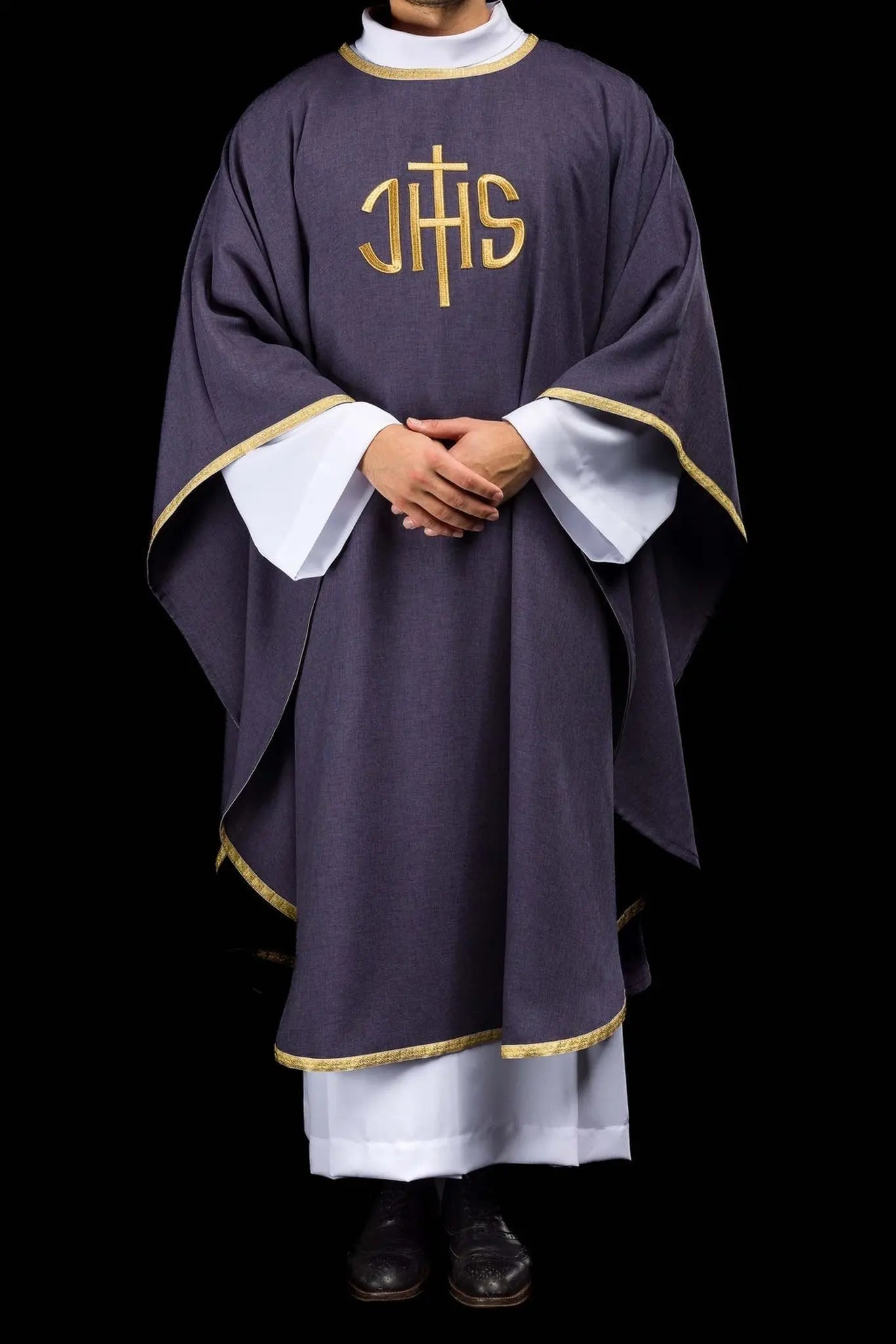 Fioletowy ornat liturgiczny ze złotym haftem IHS