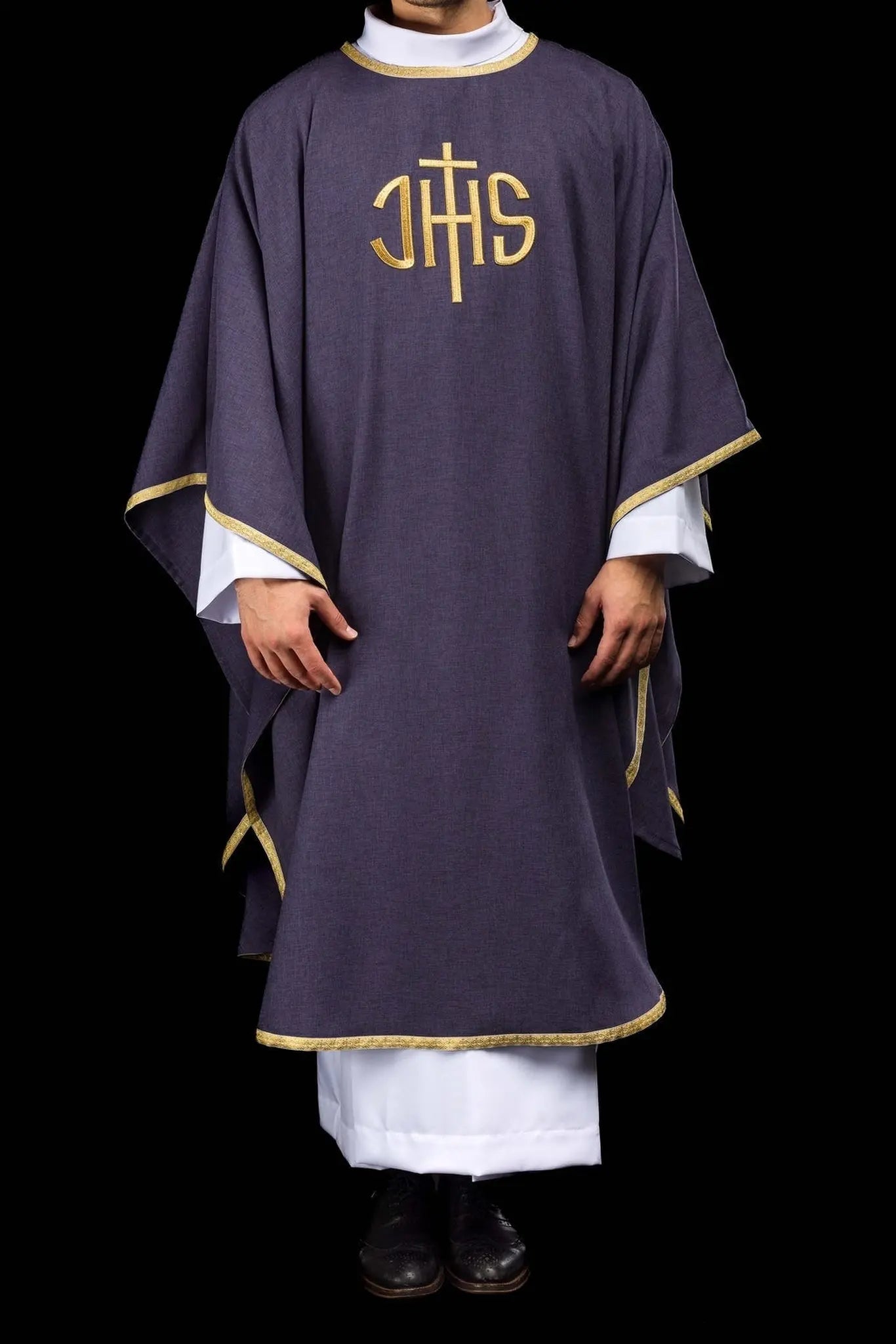 Fioletowy ornat liturgiczny ze złotym haftem IHS