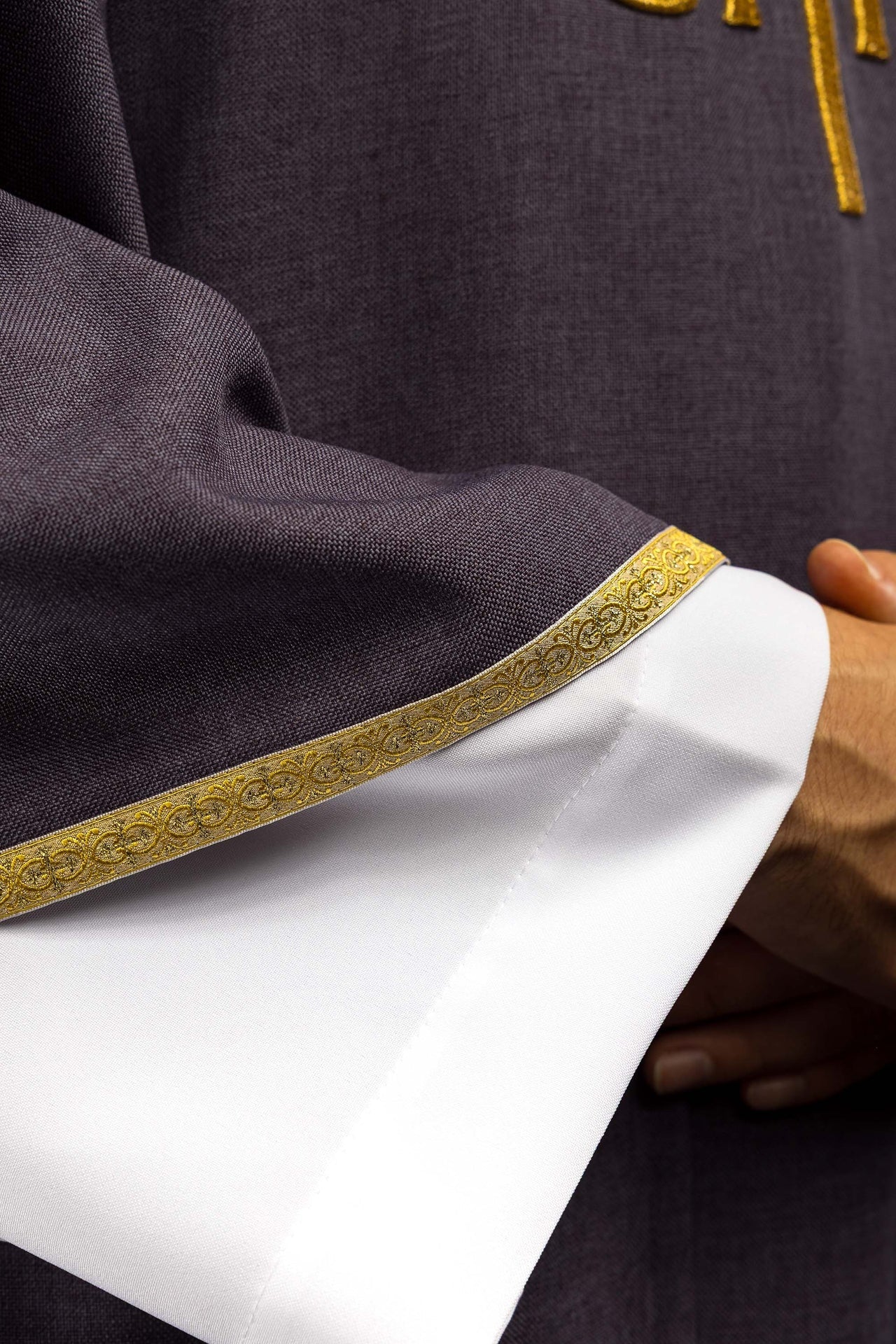 Fioletowy ornat liturgiczny ze złotym haftem IHS