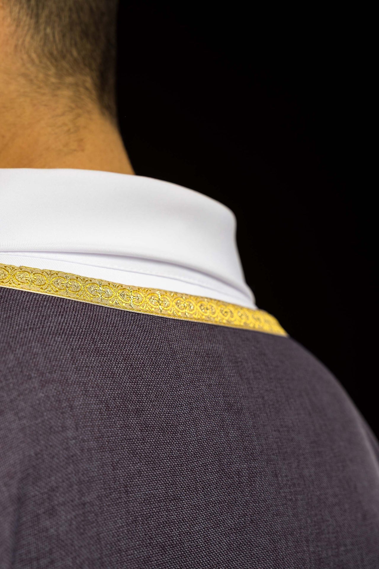 Fioletowy ornat liturgiczny ze złotym haftem IHS