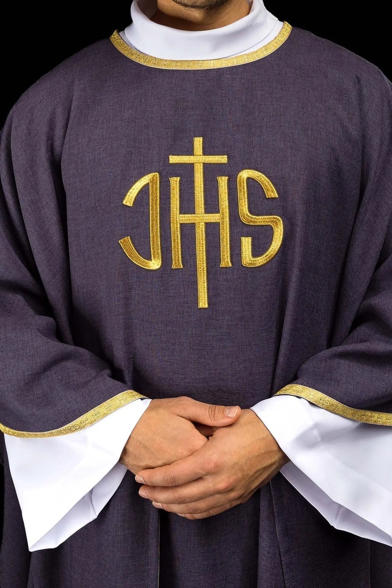 Fioletowy ornat liturgiczny ze złotym haftem IHS