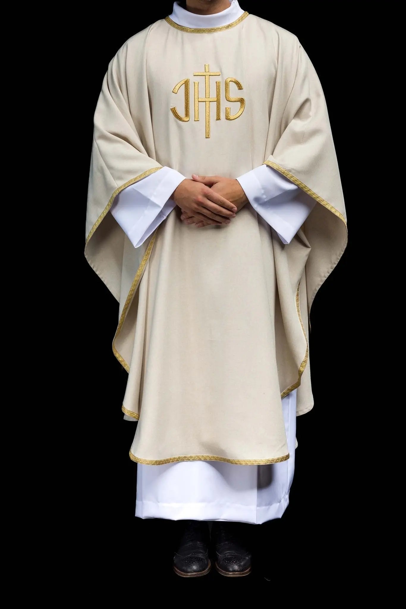Ecru ornat liturgiczny z złotym haftem IHS