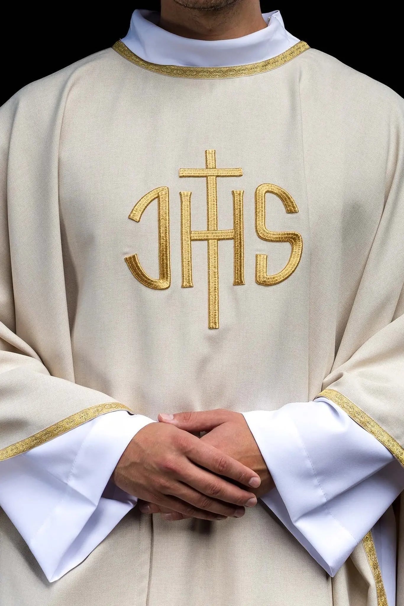 Ecru ornat liturgiczny z złotym haftem IHS