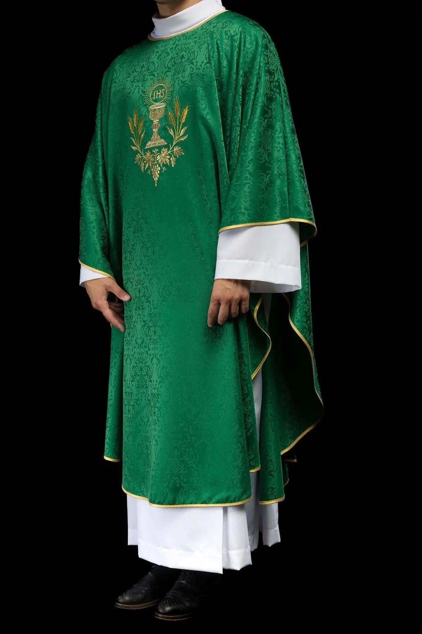 Zielony ornat liturgiczny z haftem kielicha i hostii