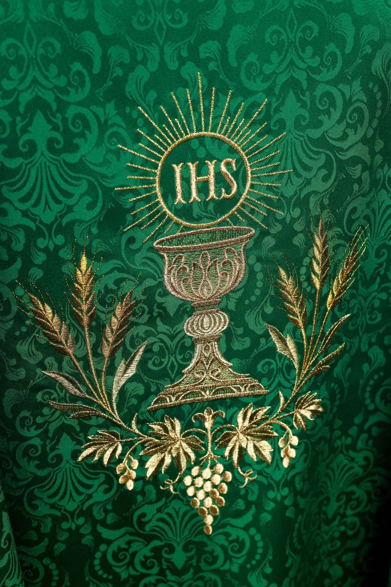 Ornat liturgiczny zielony z haftem kielicha i hostii na tkaninie żakardowej - ORNATY.PL