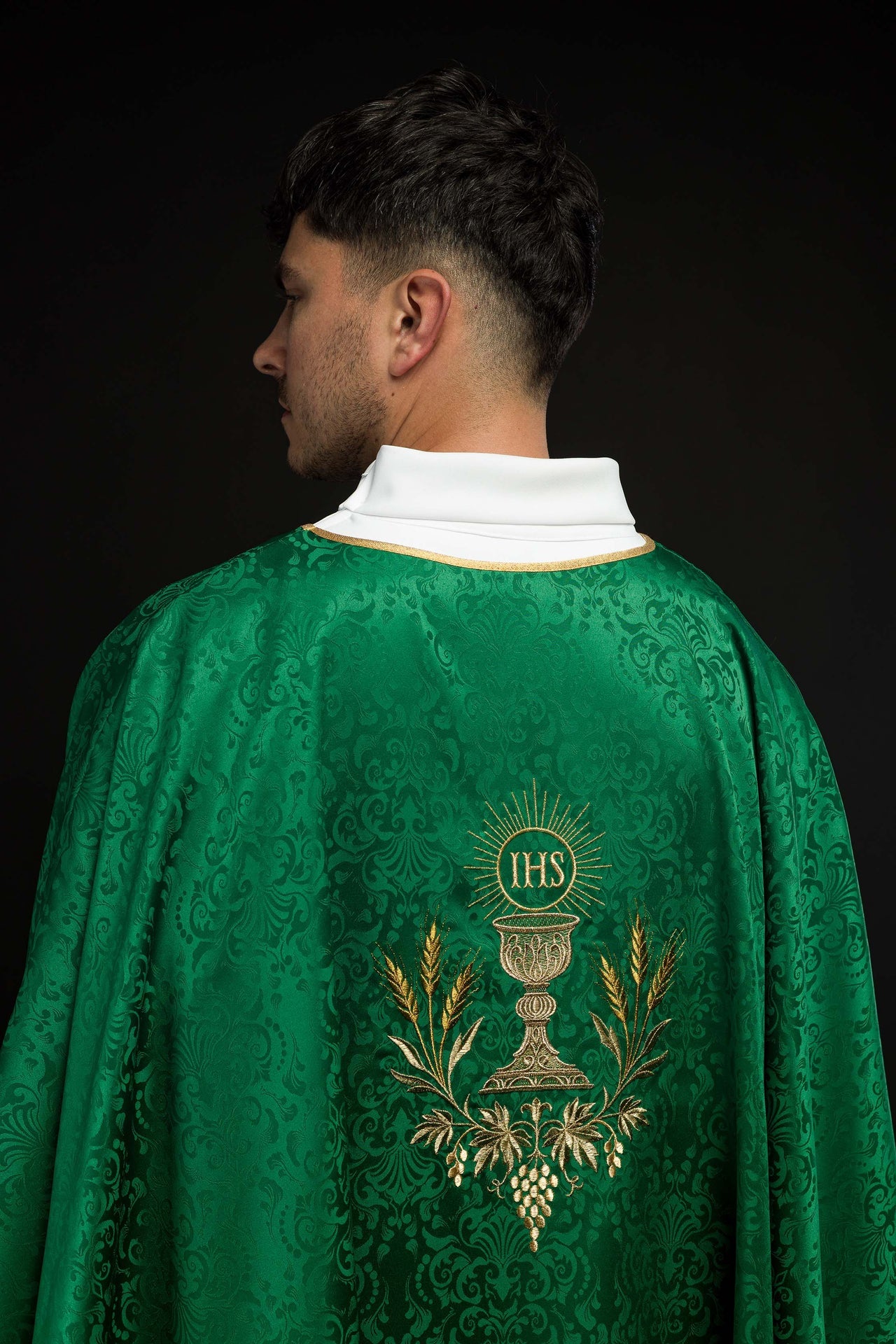 Ornat liturgiczny zielony z haftem kielicha i hostii na tkaninie żakardowej - ORNATY.PL