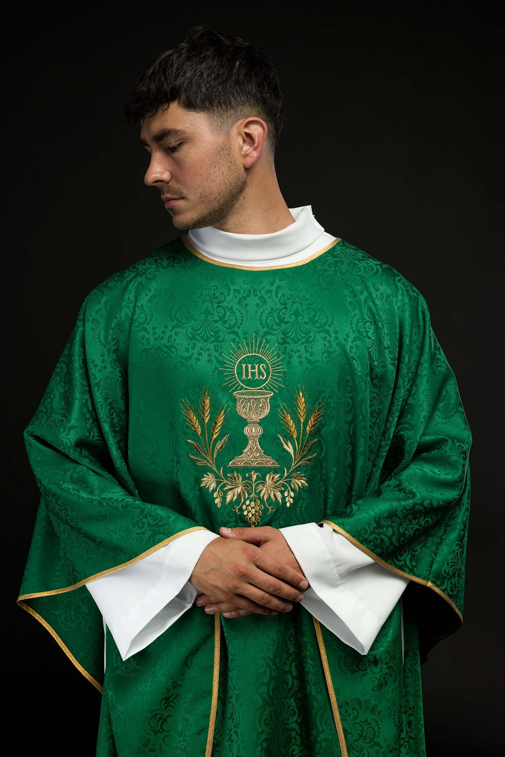 Ornat liturgiczny zielony z haftem kielicha i hostii na tkaninie żakardowej - ORNATY.PL