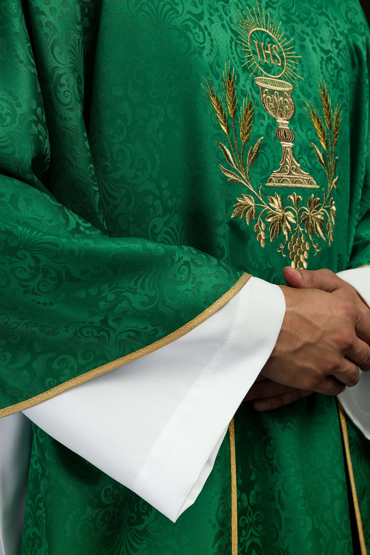 Ornat liturgiczny zielony z haftem kielicha i hostii na tkaninie żakardowej - ORNATY.PL