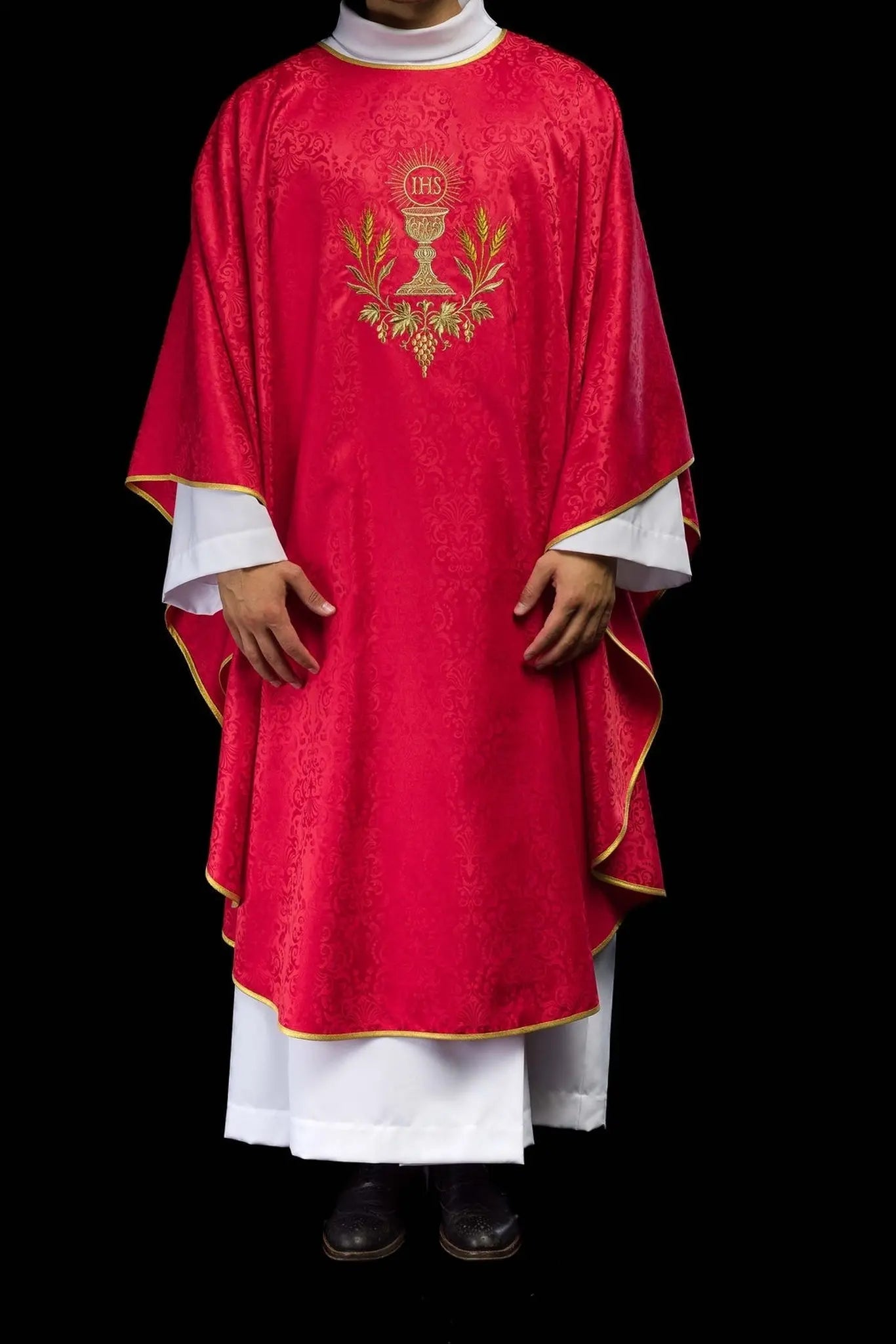 Czerwony ornat liturgiczny z haftowanym kielichem i hostią na tkaninie żakardowej
