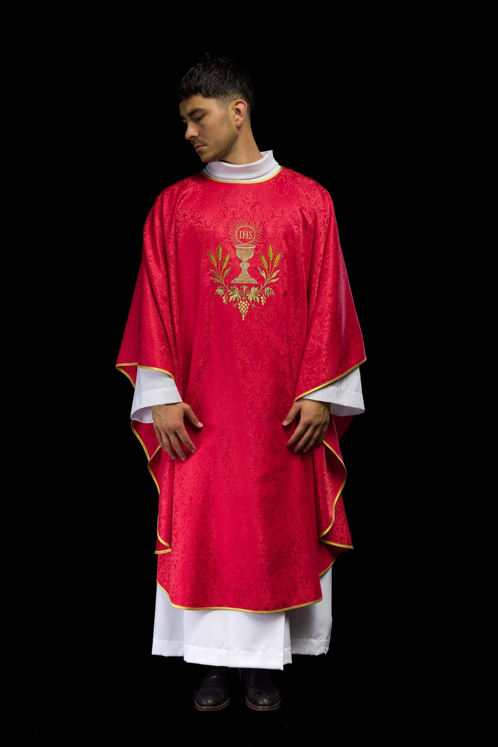 Ornat liturgiczny czerwony z haftem kielicha i hostii na tkaninie żakardowej - ORNATY.PL