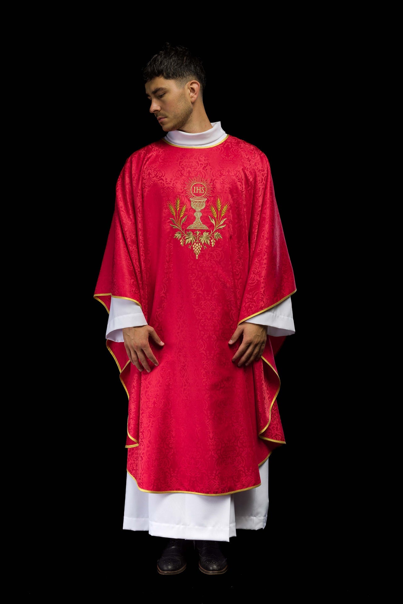 Ornat liturgiczny czerwony z haftem kielicha i hostii na tkaninie żakardowej - ORNATY.PL