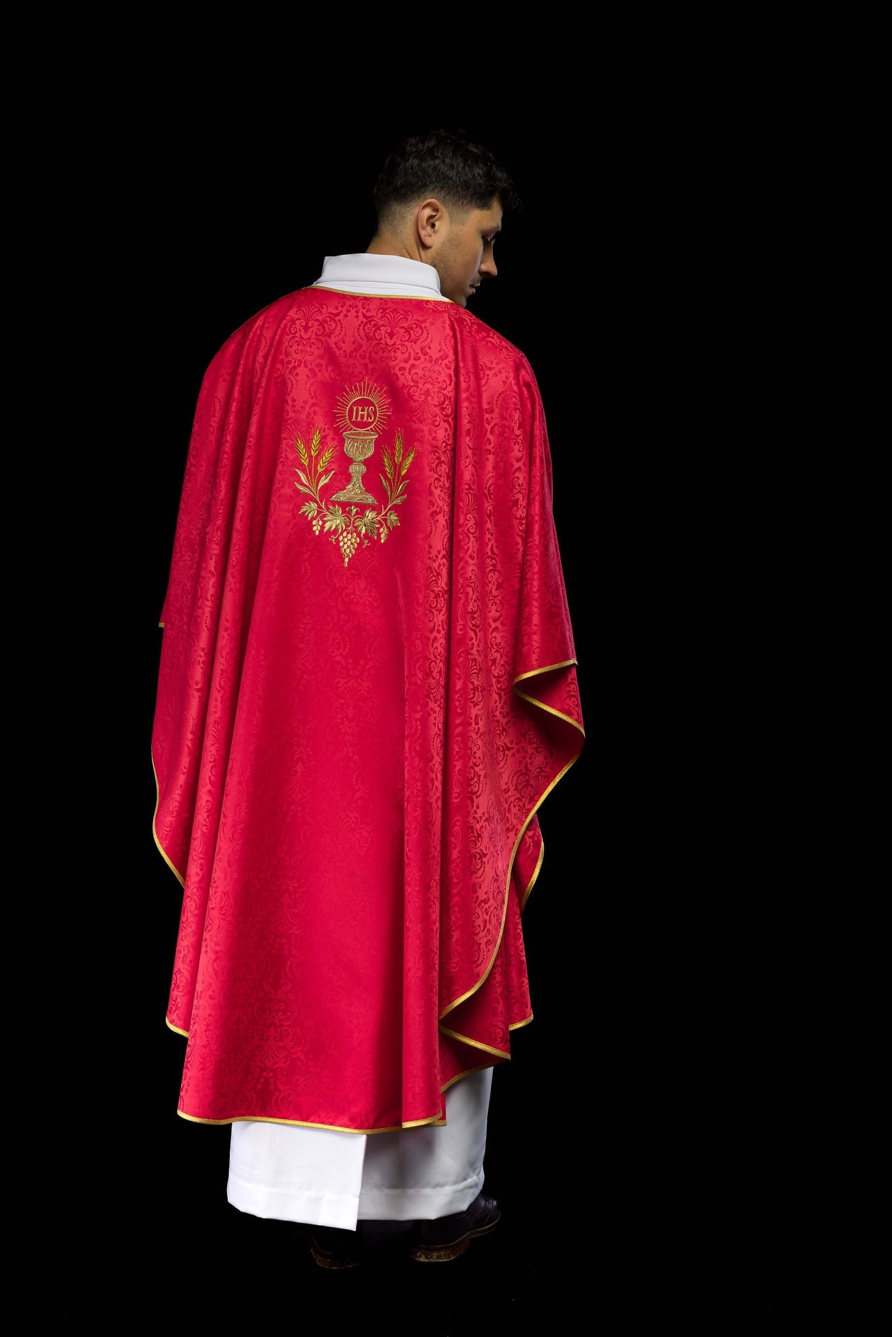 Ornat liturgiczny czerwony z haftem kielicha i hostii na tkaninie żakardowej - ORNATY.PL