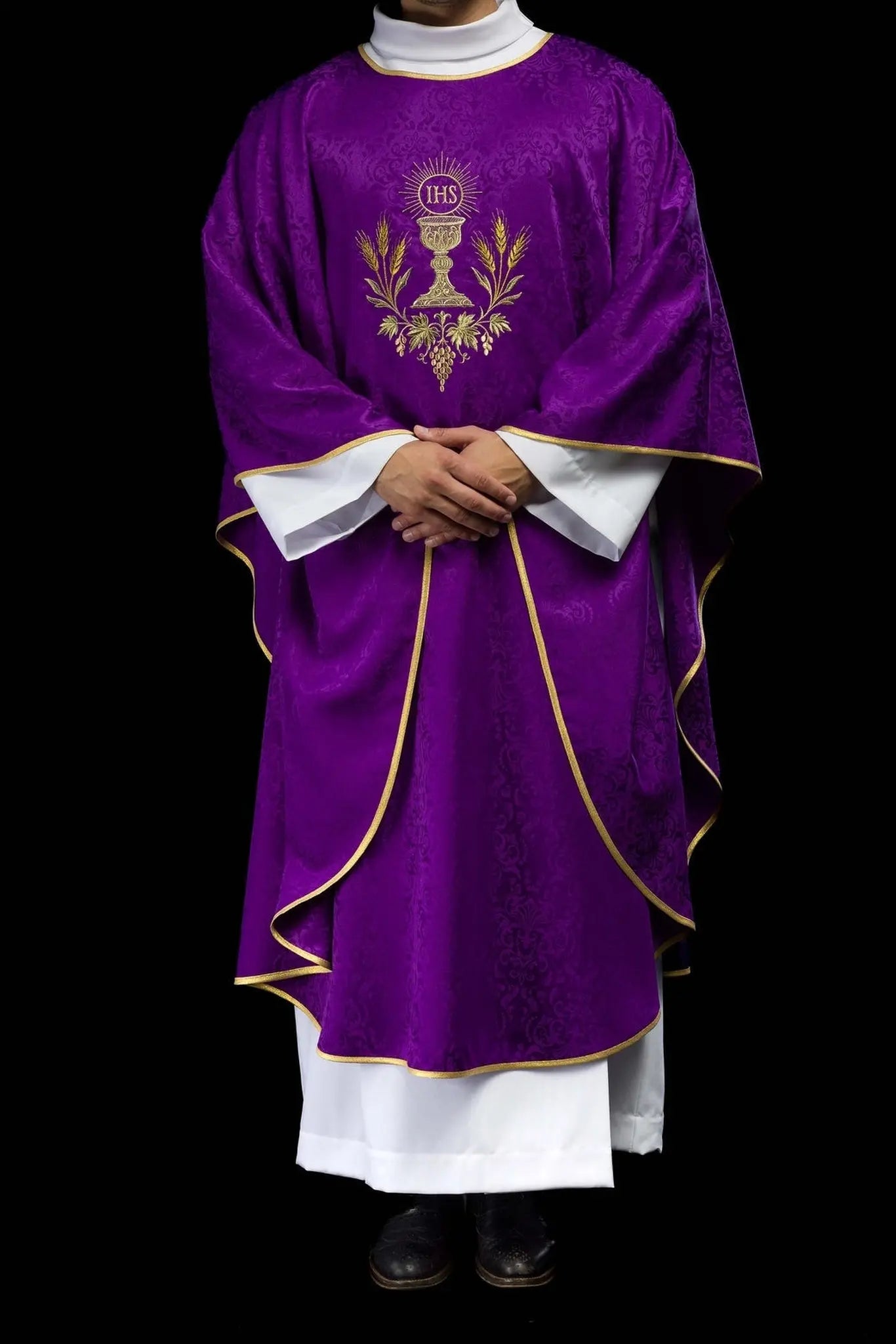 Ornat liturgiczny fioletowy z haftem kielicha i hostii na tkaninie żakardowej