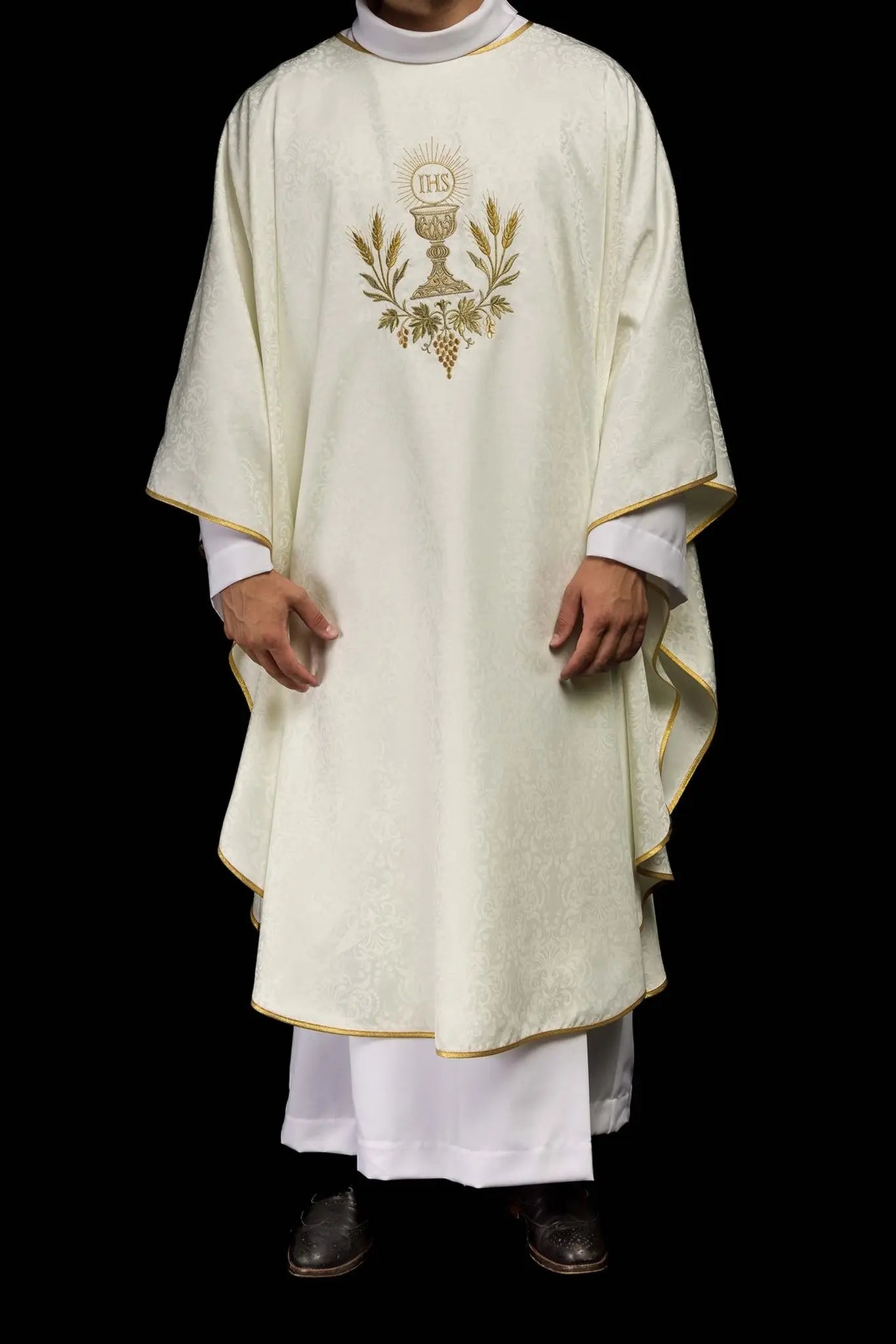 Ornat liturgiczny w kolorze ecru z haftem kielicha i hostii na tkaninie żakardowej