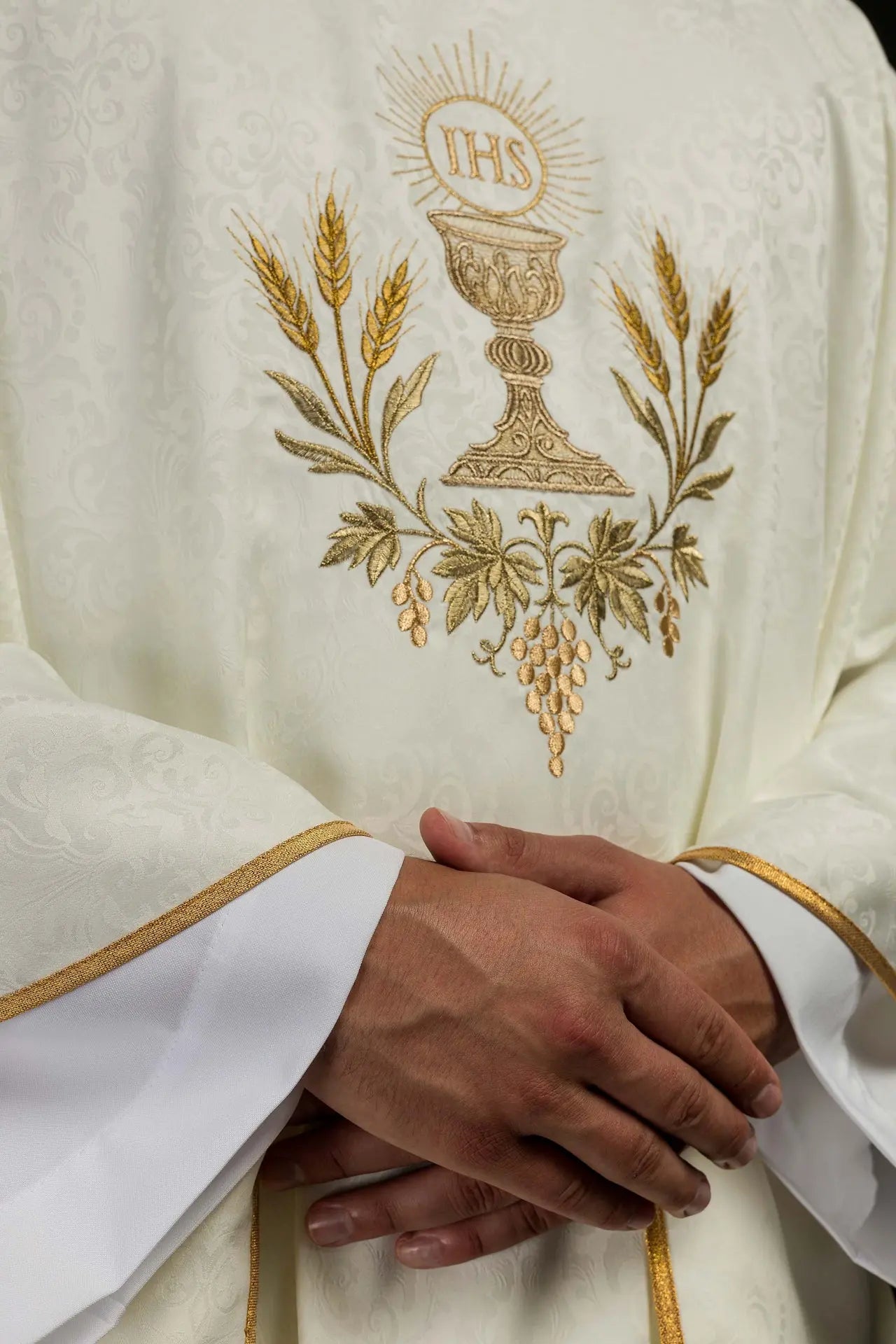 Ornat liturgiczny w kolorze ecru z haftem kielicha i hostii na tkaninie żakardowej