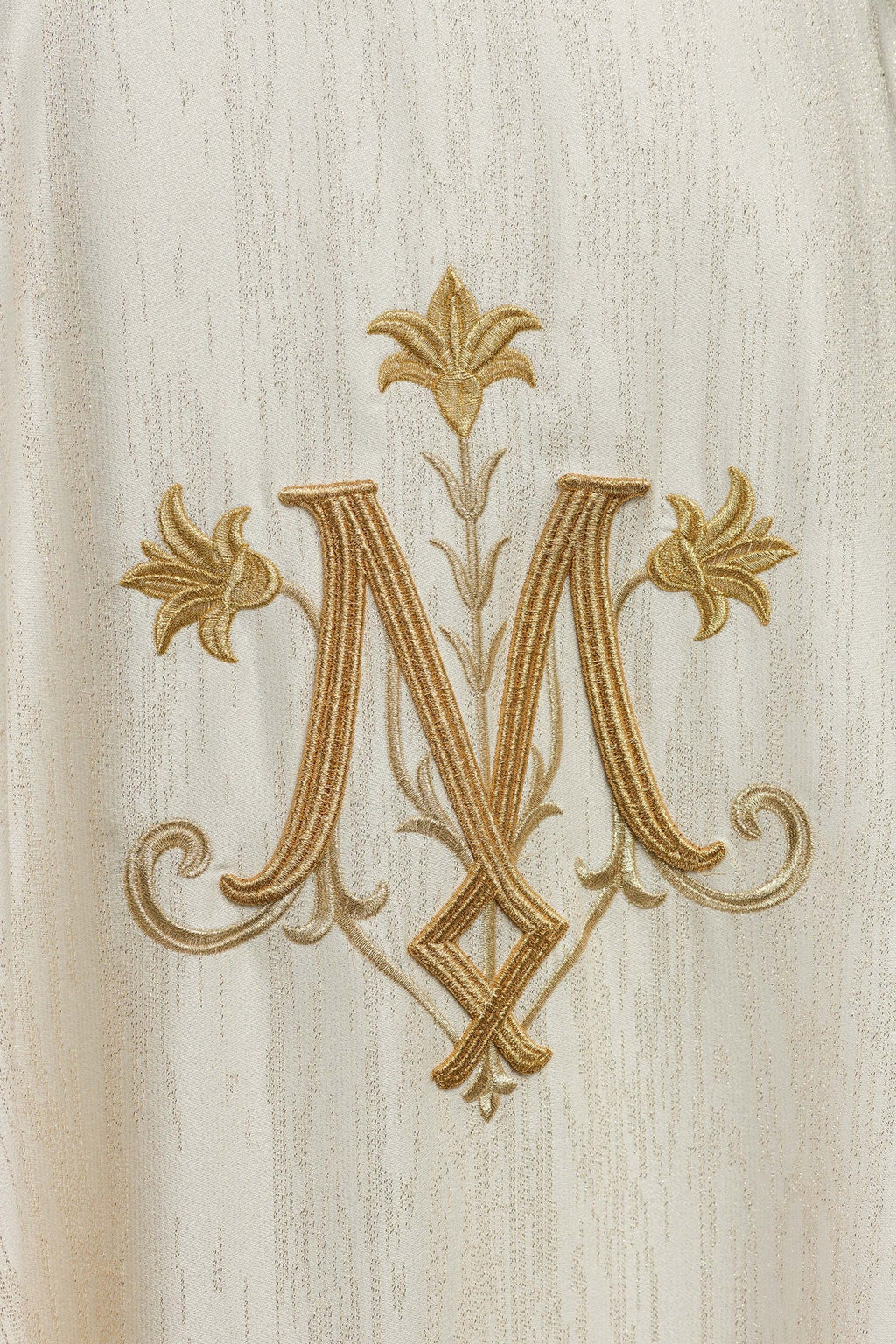 Ecru ornat z haftowanym motywem maryjnym na ozdobnej tkaninie - ORNATY.PL