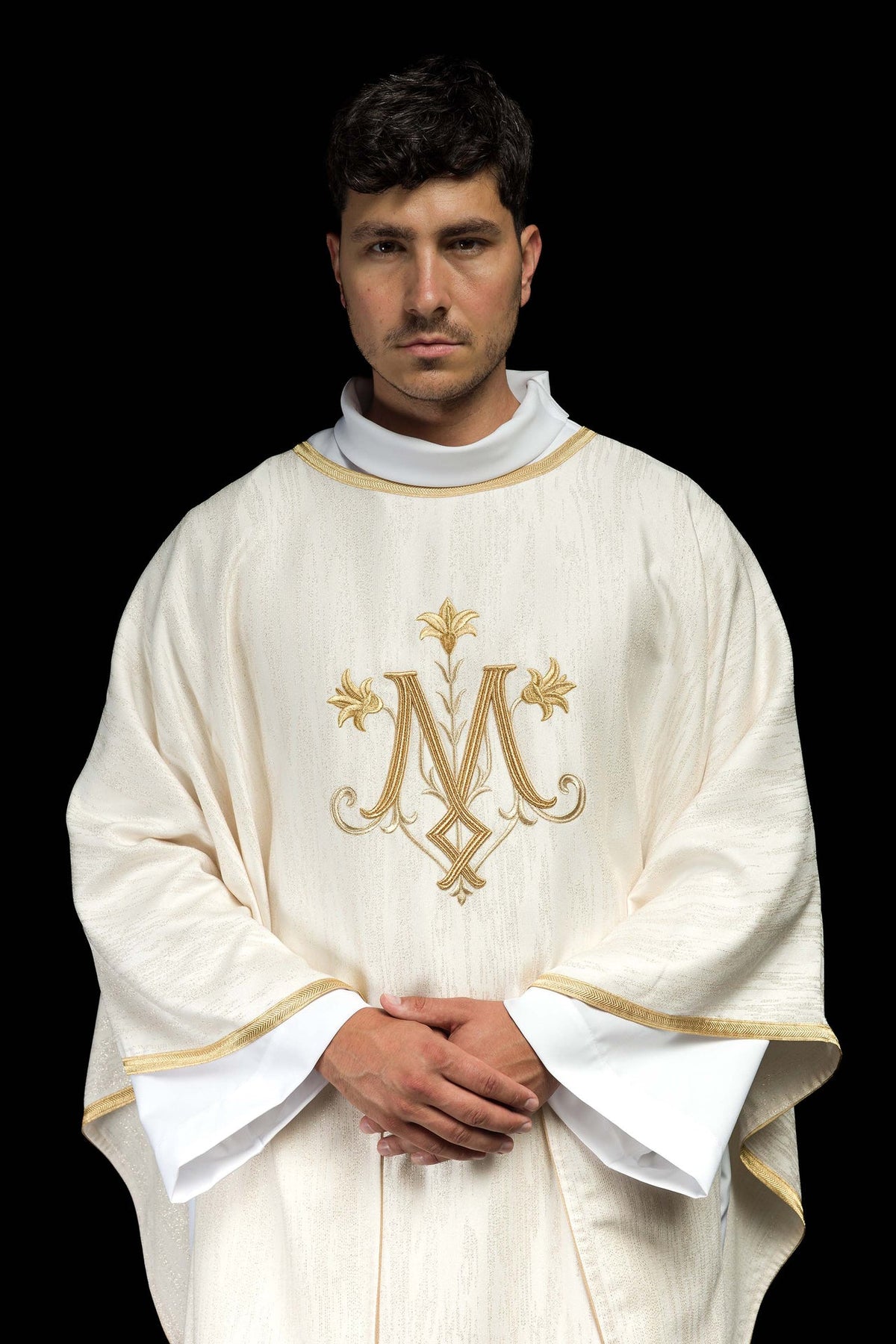 Ecru ornat z haftowanym motywem maryjnym na ozdobnej tkaninie - ORNATY.PL