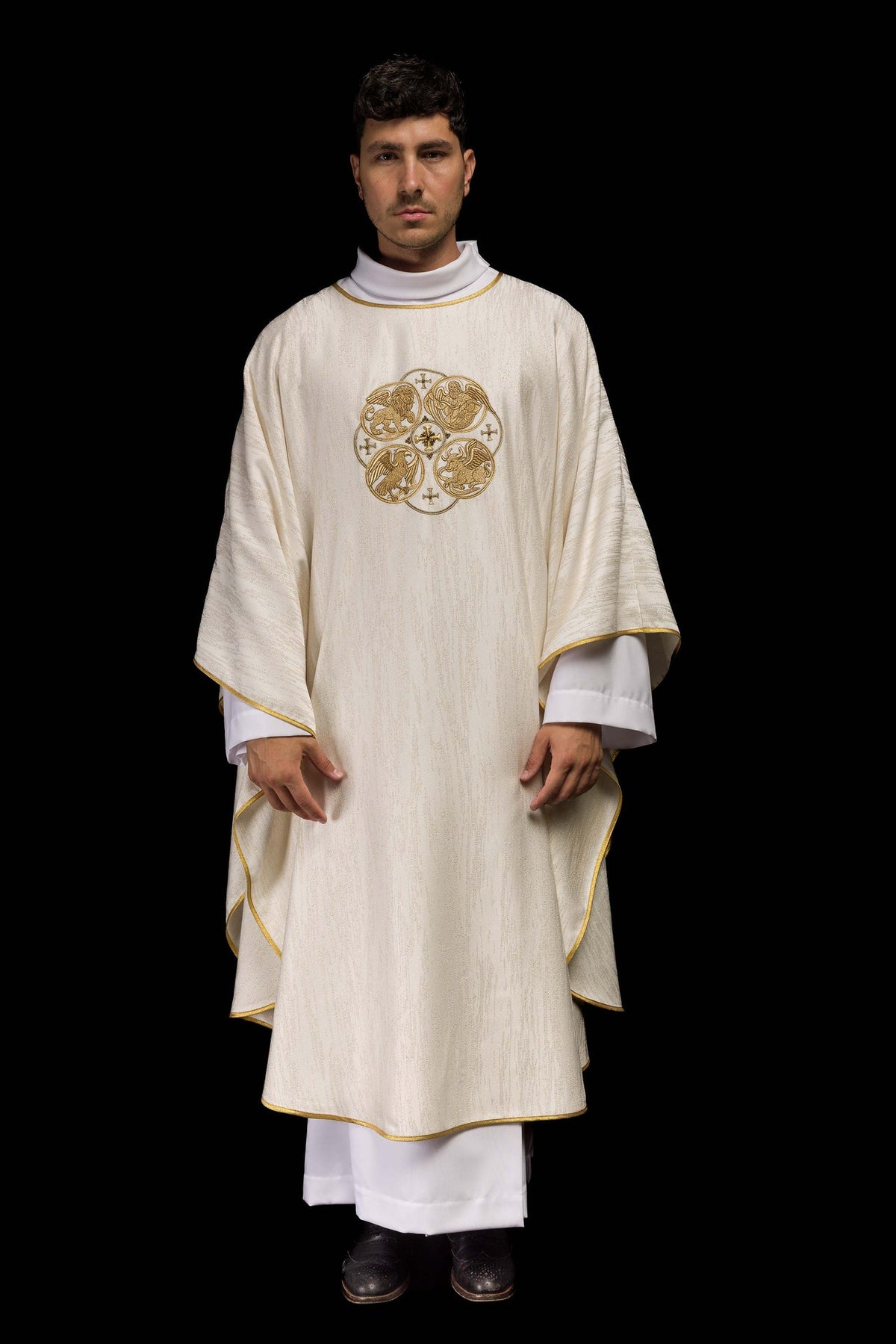 Ecru ornat z haftem 4 Ewangelistów na ozdobnej tkaninie - ORNATY.PL