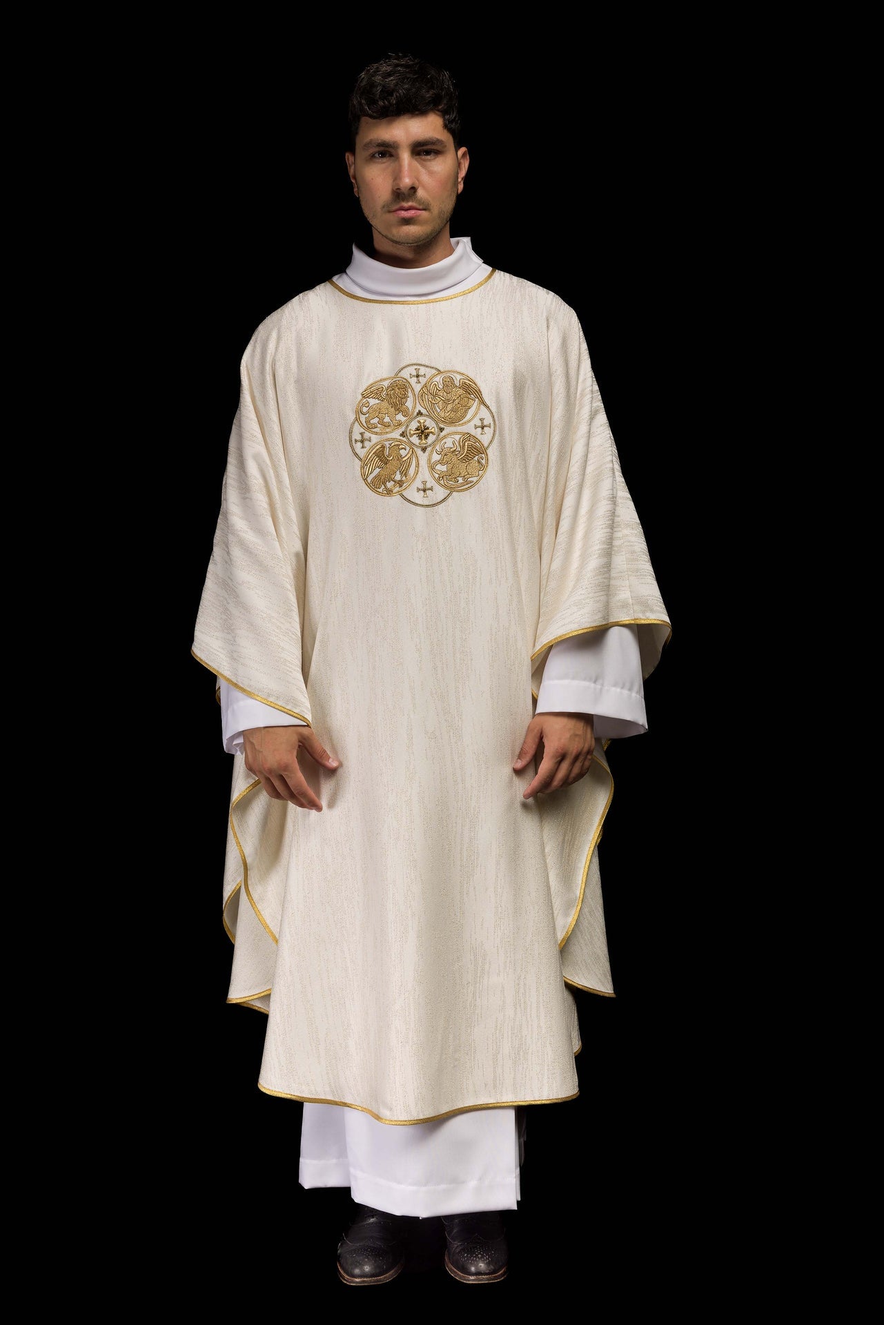 Ecru ornat z haftem 4 Ewangelistów na ozdobnej tkaninie - ORNATY.PL