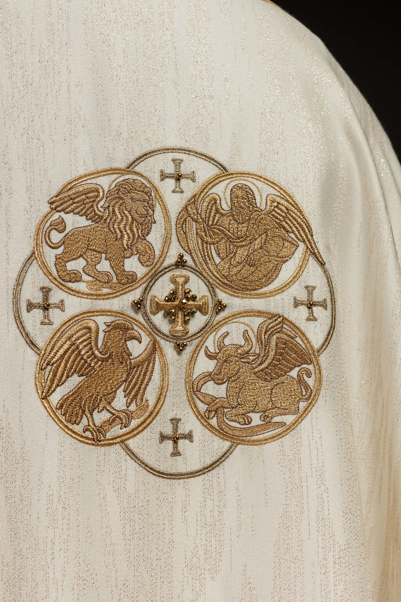 Ecru ornat z haftem 4 Ewangelistów na ozdobnej tkaninie - ORNATY.PL