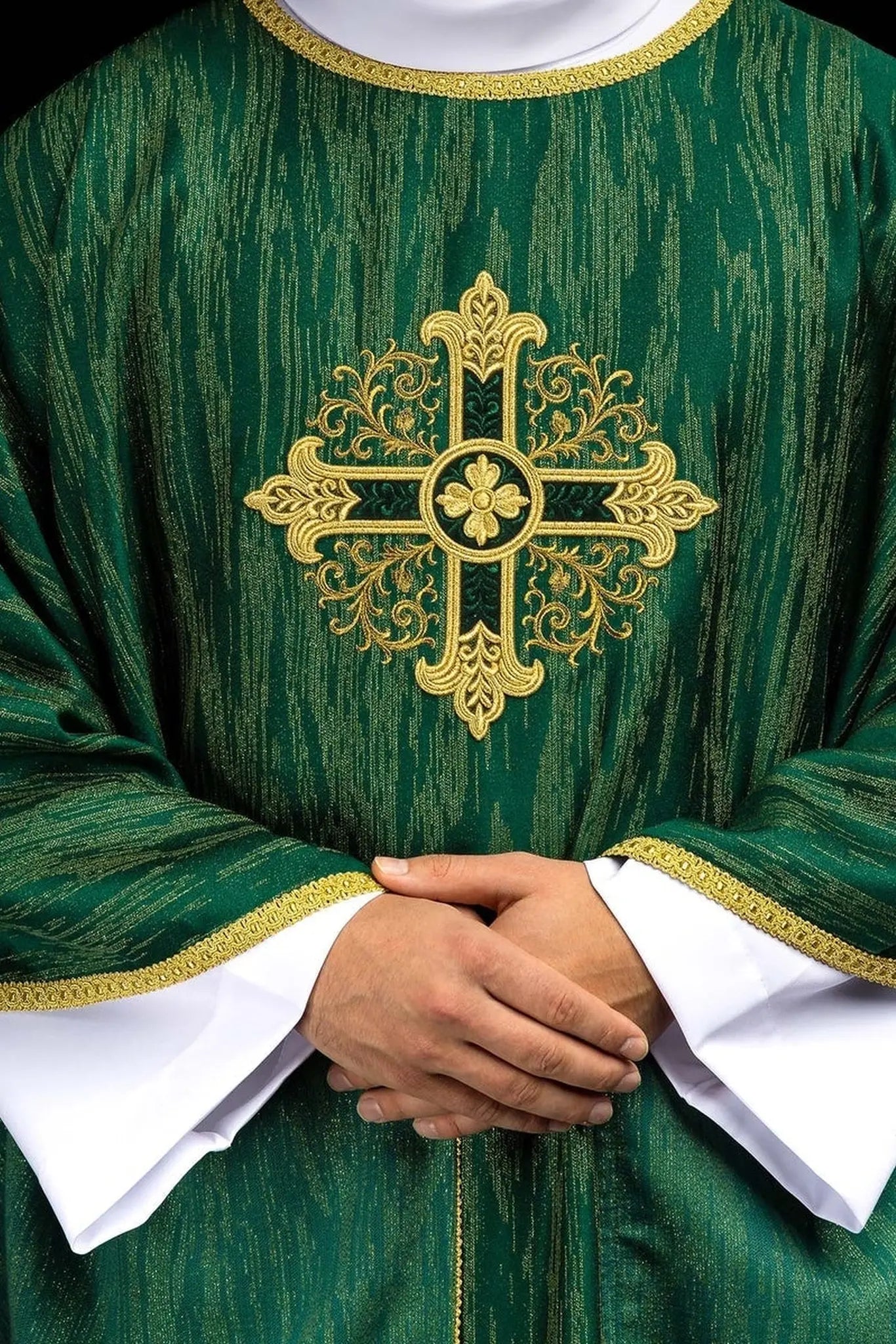 Zielony ornat z haftowanym motywem krzyża na ozdobnej tkaninie