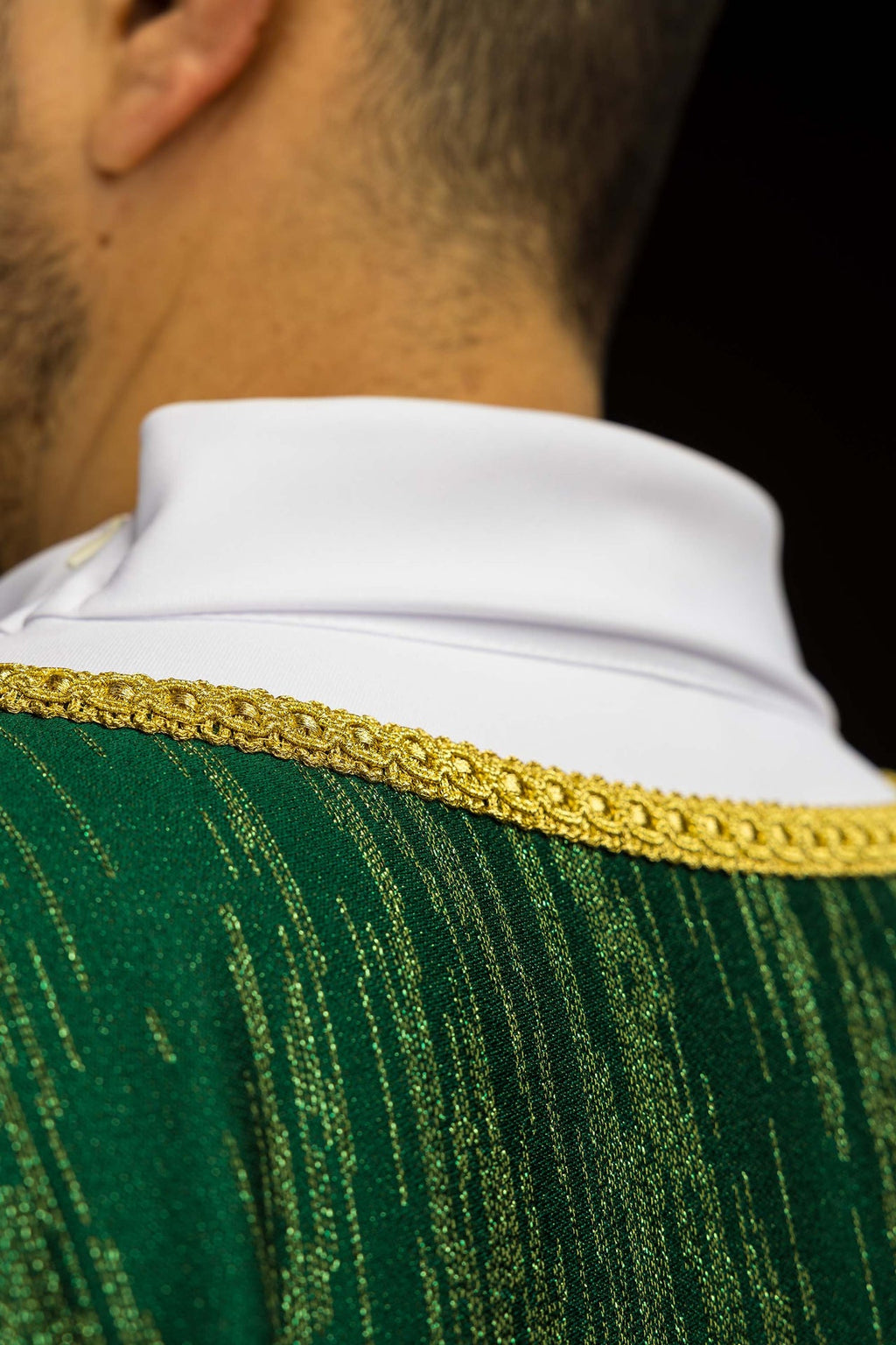 Zielony ornat z haftowanym motywem krzyża na ozdobnej tkaninie