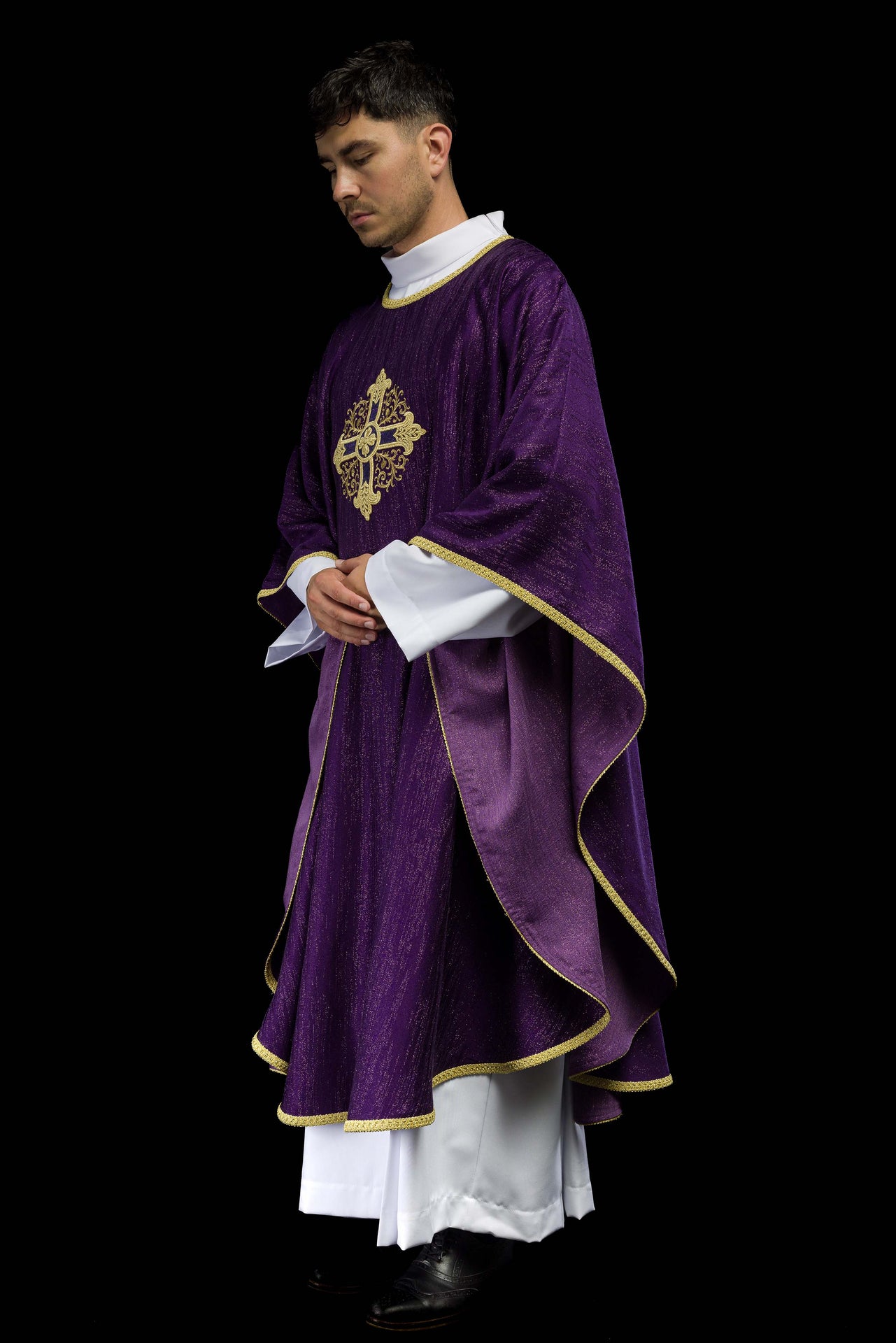 Fioletowy ornat z haftowanym motywem krzyża na ozdobnej tkaninie - ORNATY.PL