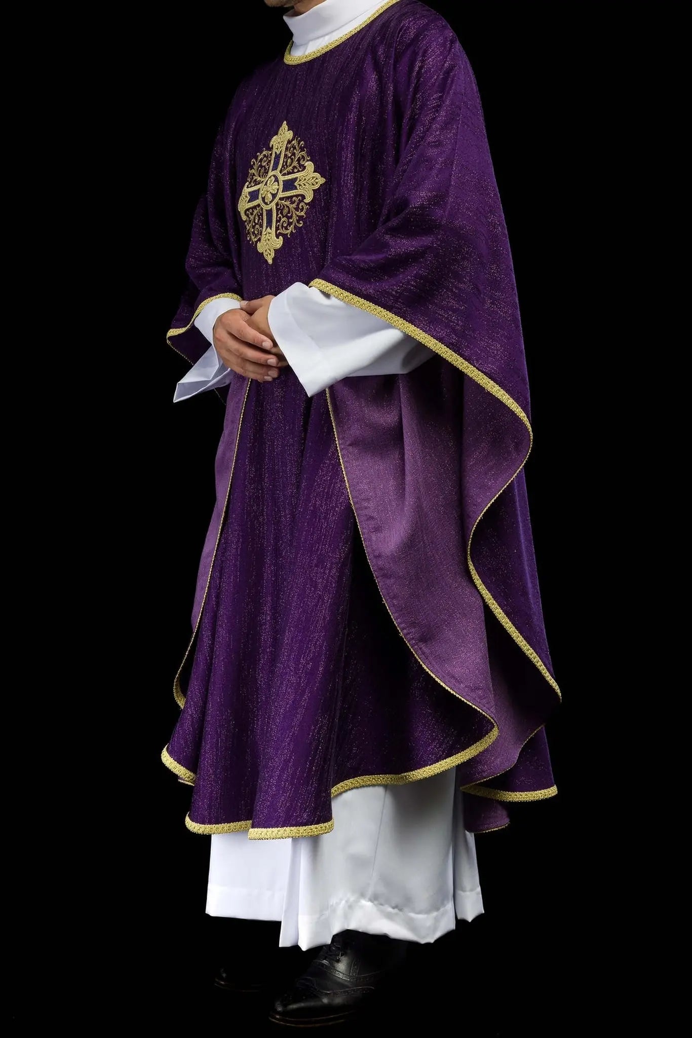 Ornat liturgiczny w kolorze fioletowym z haftowanym motywem krzyża na ozdobnej tkaninie 