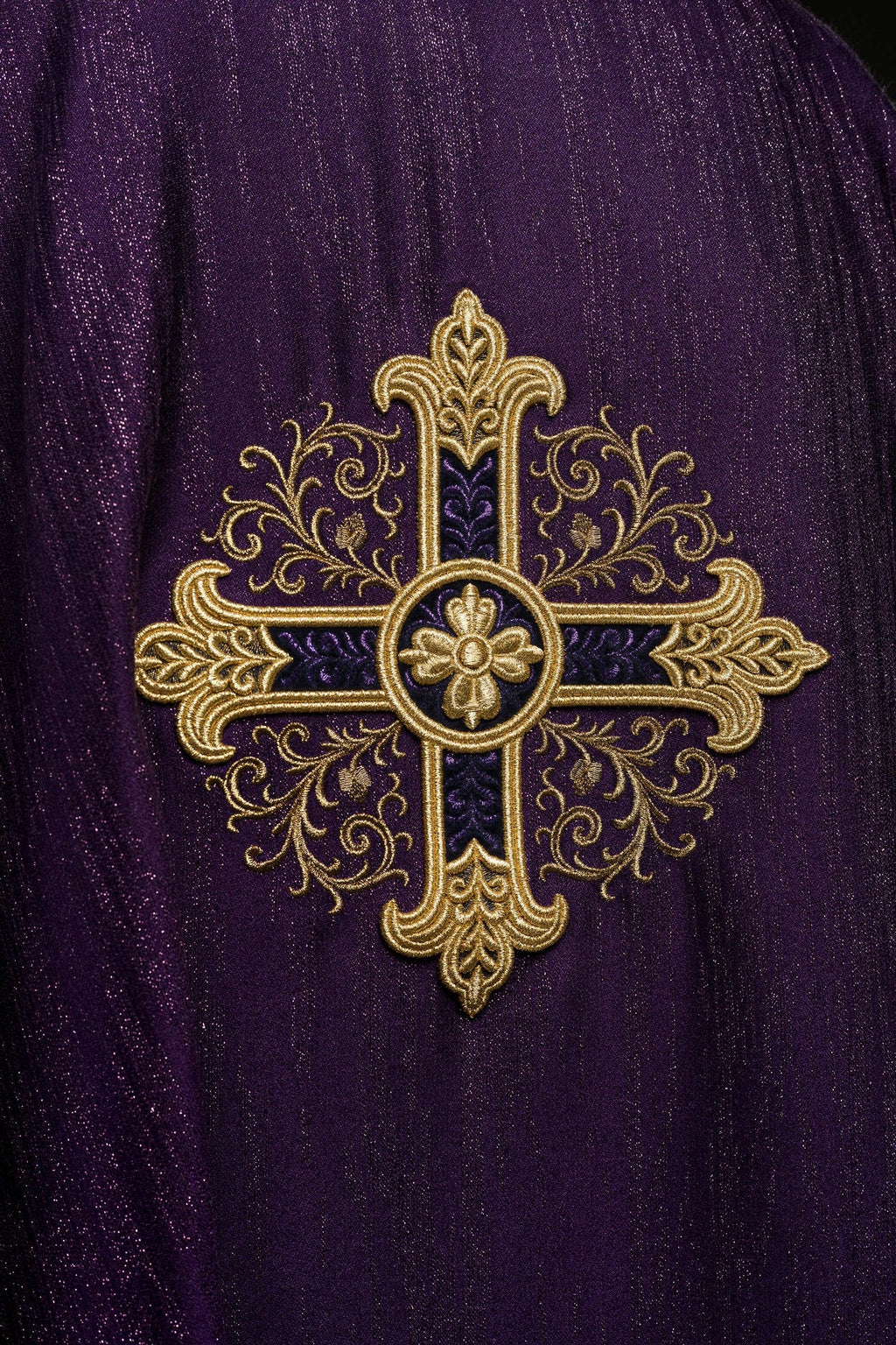 Fioletowy ornat z haftowanym motywem krzyża na ozdobnej tkaninie - ORNATY.PL