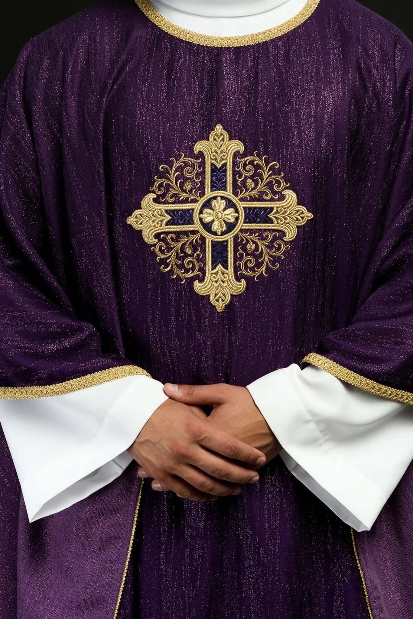 Ornat liturgiczny w kolorze fioletowym z haftowanym motywem krzyża na ozdobnej tkaninie 