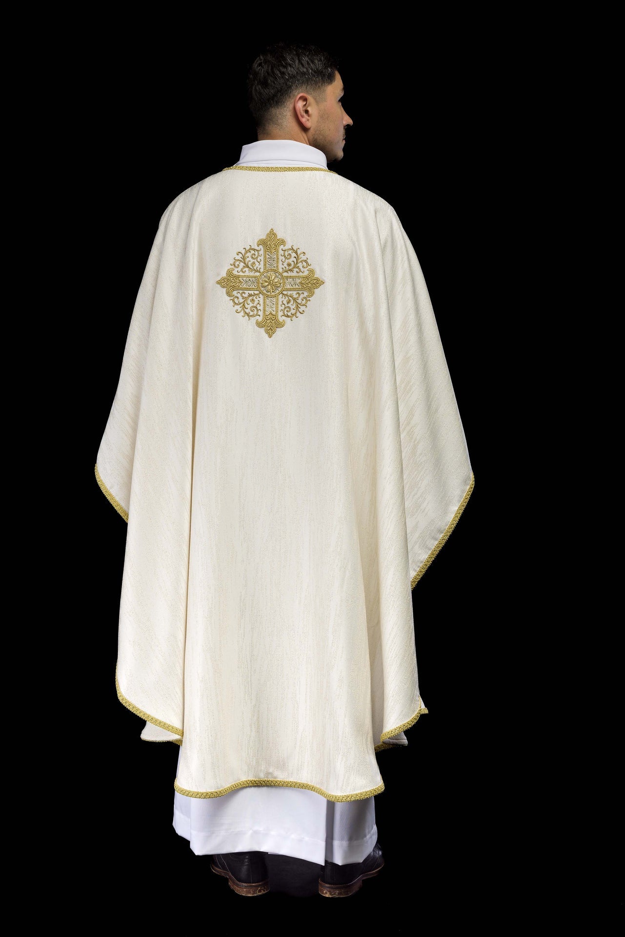 Ecru ornat z haftowanym motywem krzyża na ozdobnej tkaninie - ORNATY.PL