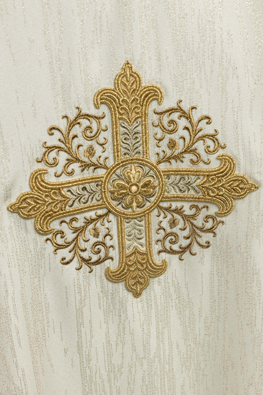 Ecru ornat z haftowanym motywem krzyża na ozdobnej tkaninie - ORNATY.PL